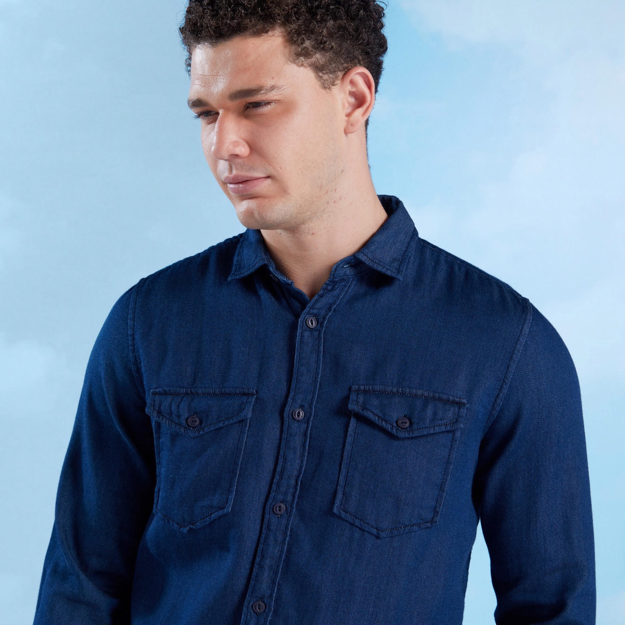 قميص سادة بقصّة سليم وأكمام طويلة وجيب بطيّة-men-clothing-shirts-image-4