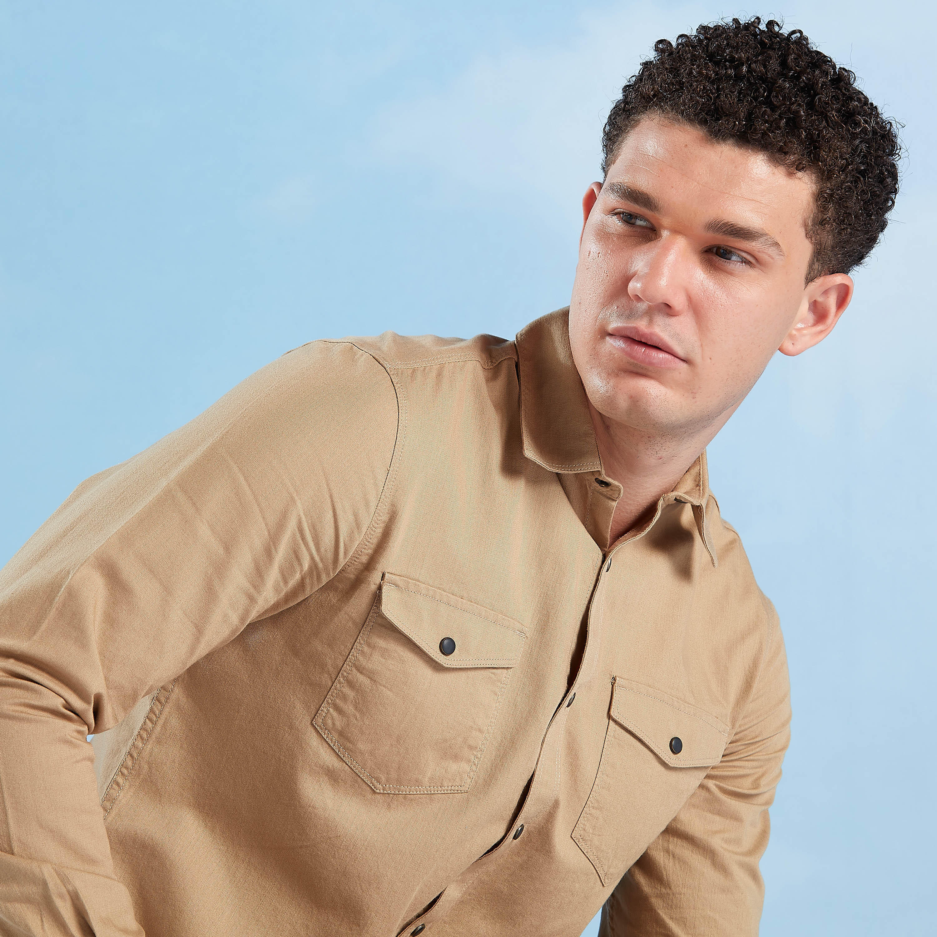 قميص سادة بأكمام طويلة وجيوب بطيّة-men-clothing-shirts-image-1