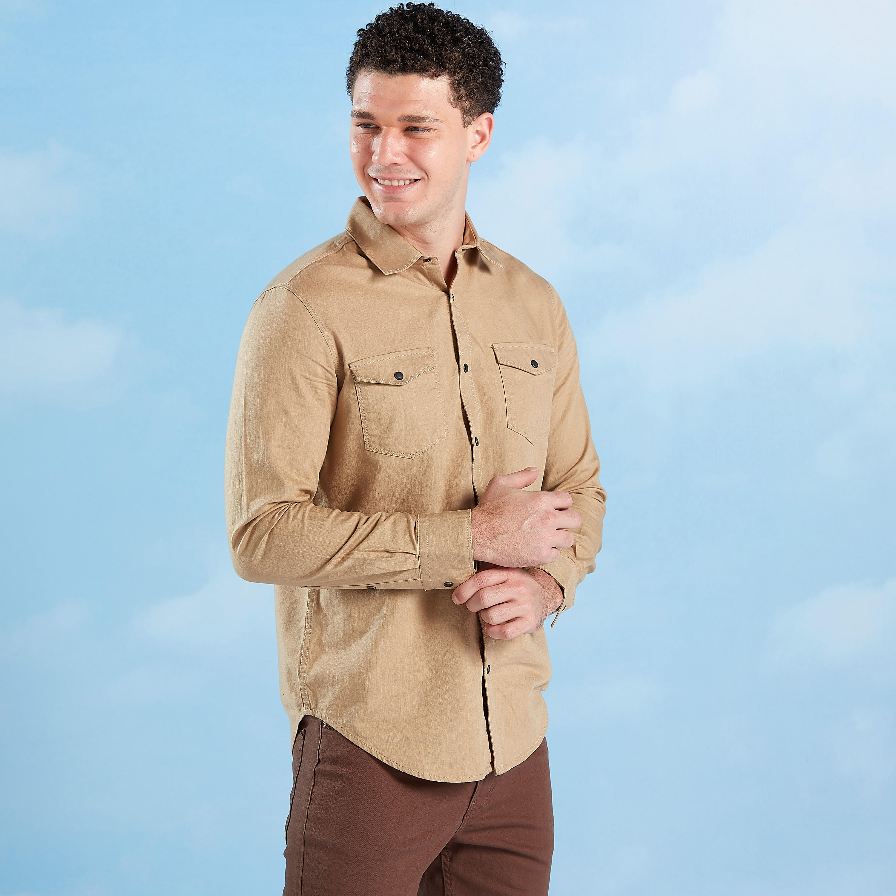 قميص سادة بأكمام طويلة وجيوب بطيّة-men-clothing-shirts-image-2