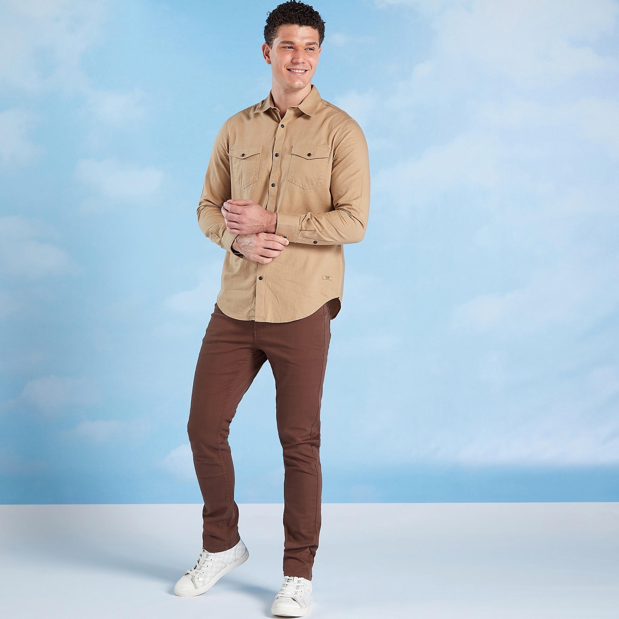 قميص سادة بأكمام طويلة وجيوب بطيّة-men-clothing-shirts-image-3