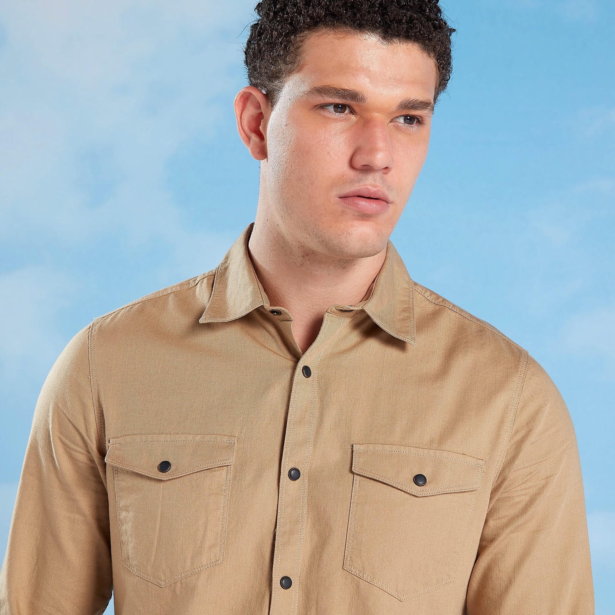 قميص سادة بأكمام طويلة وجيوب بطيّة-men-clothing-shirts-image-4