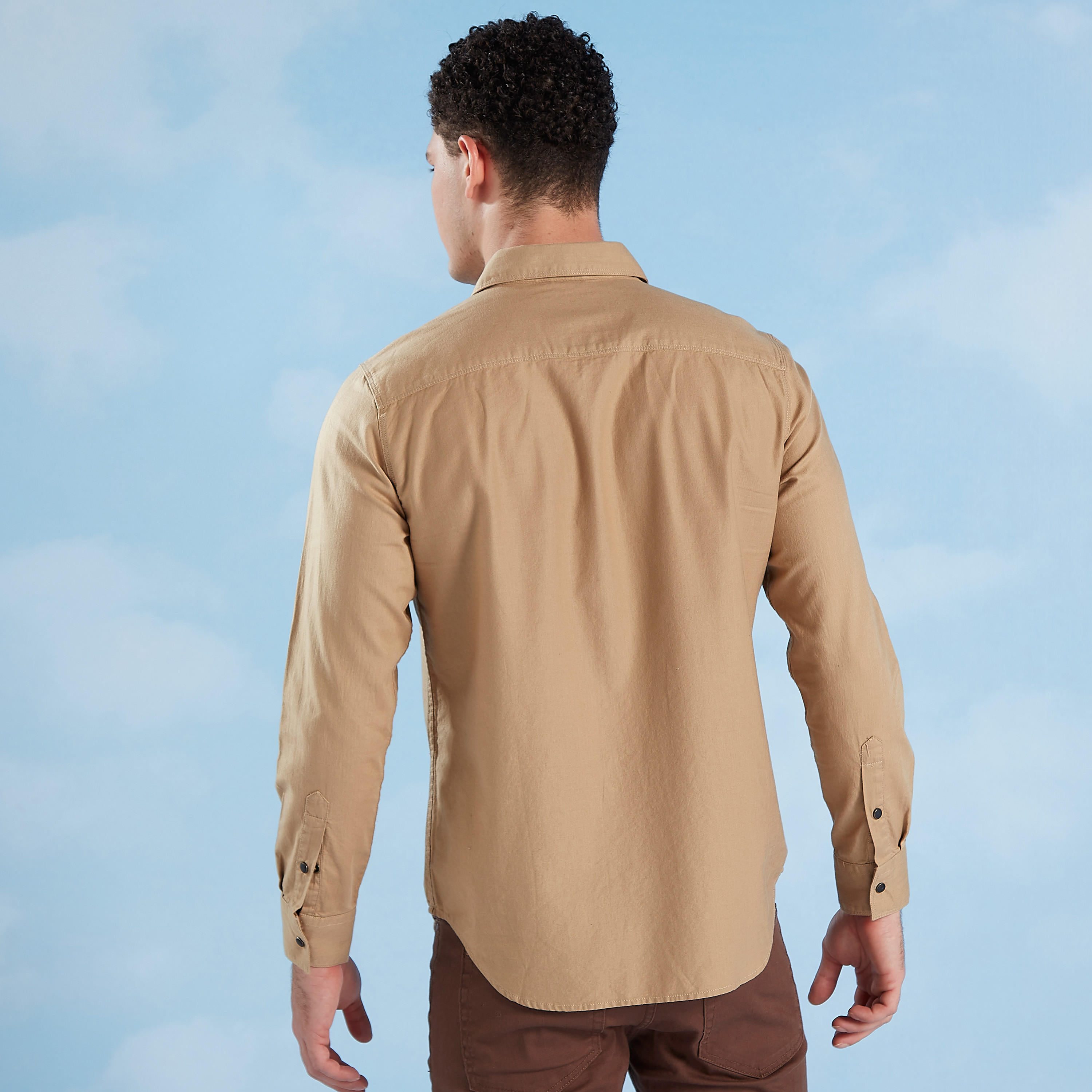 قميص سادة بأكمام طويلة وجيوب بطيّة-men-clothing-shirts-image-5