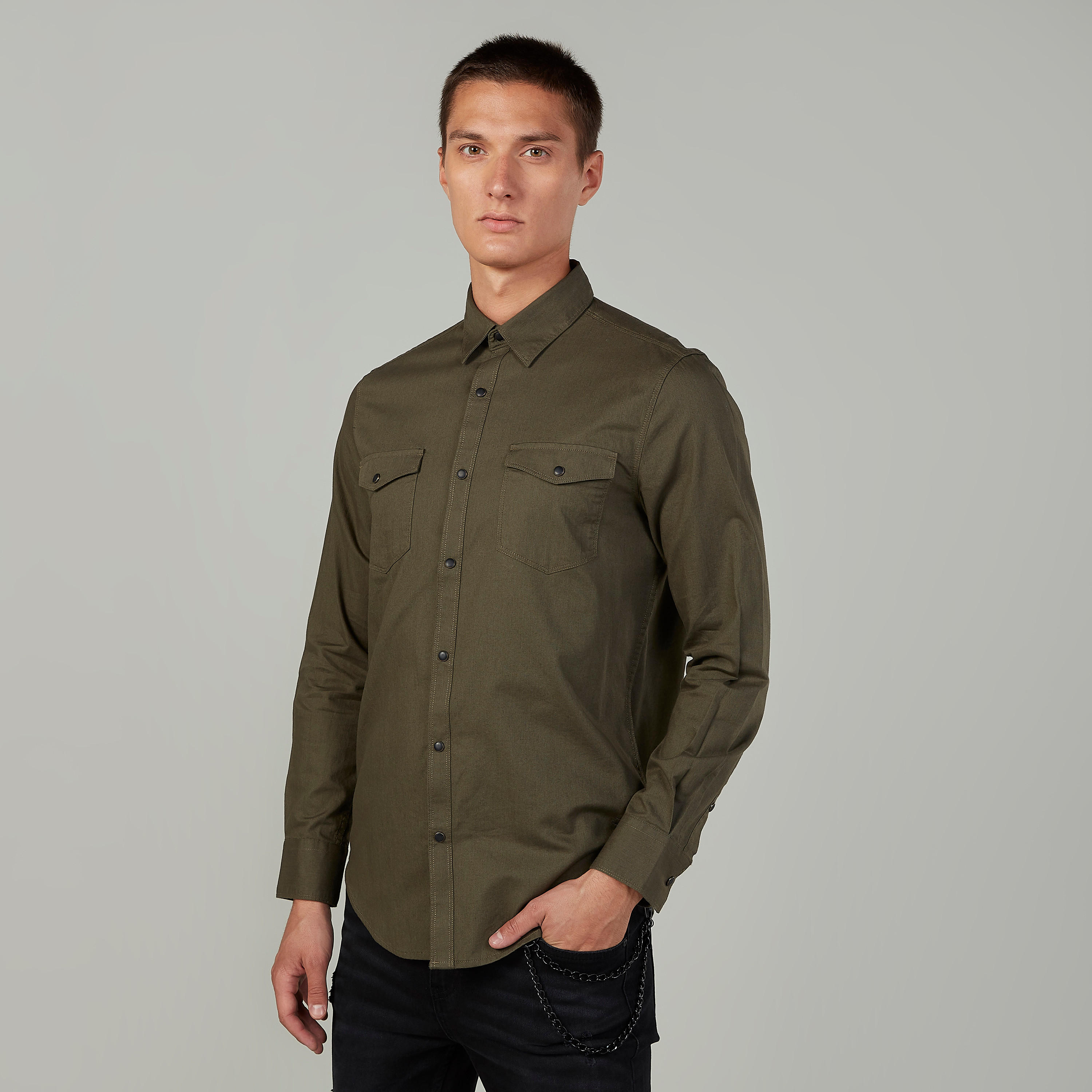 قميص دينم سادة بأكمام طويلة وجيوب بطية-men-clothing-shirts-image-1