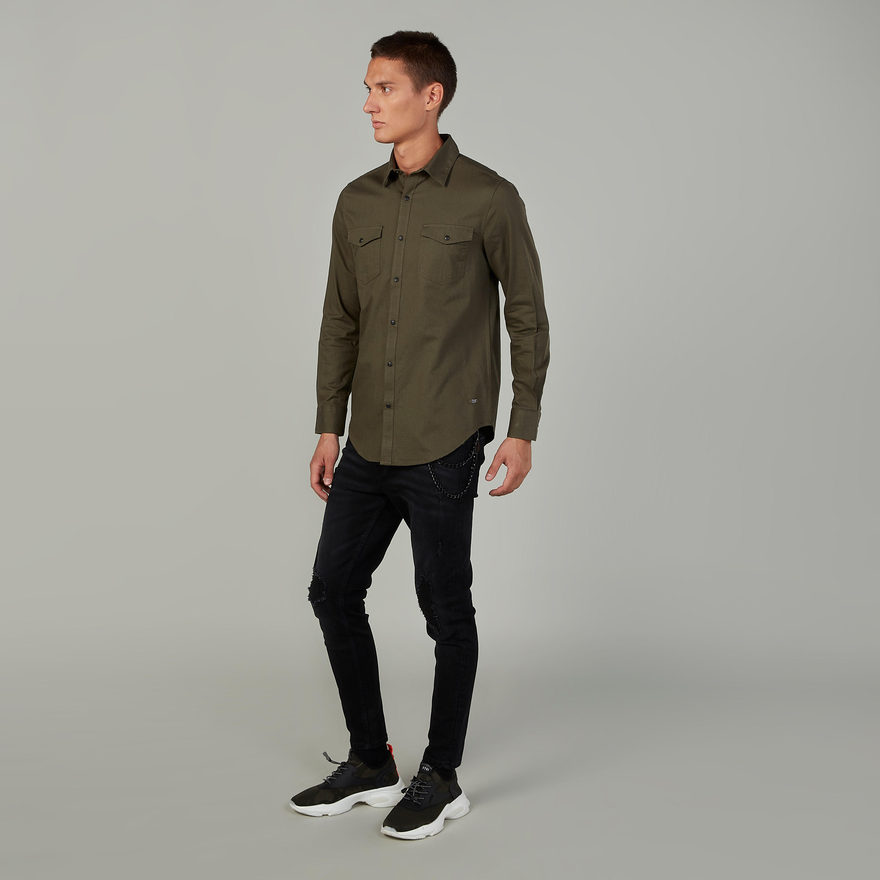 قميص دينم سادة بأكمام طويلة وجيوب بطية-men-clothing-shirts-image-2