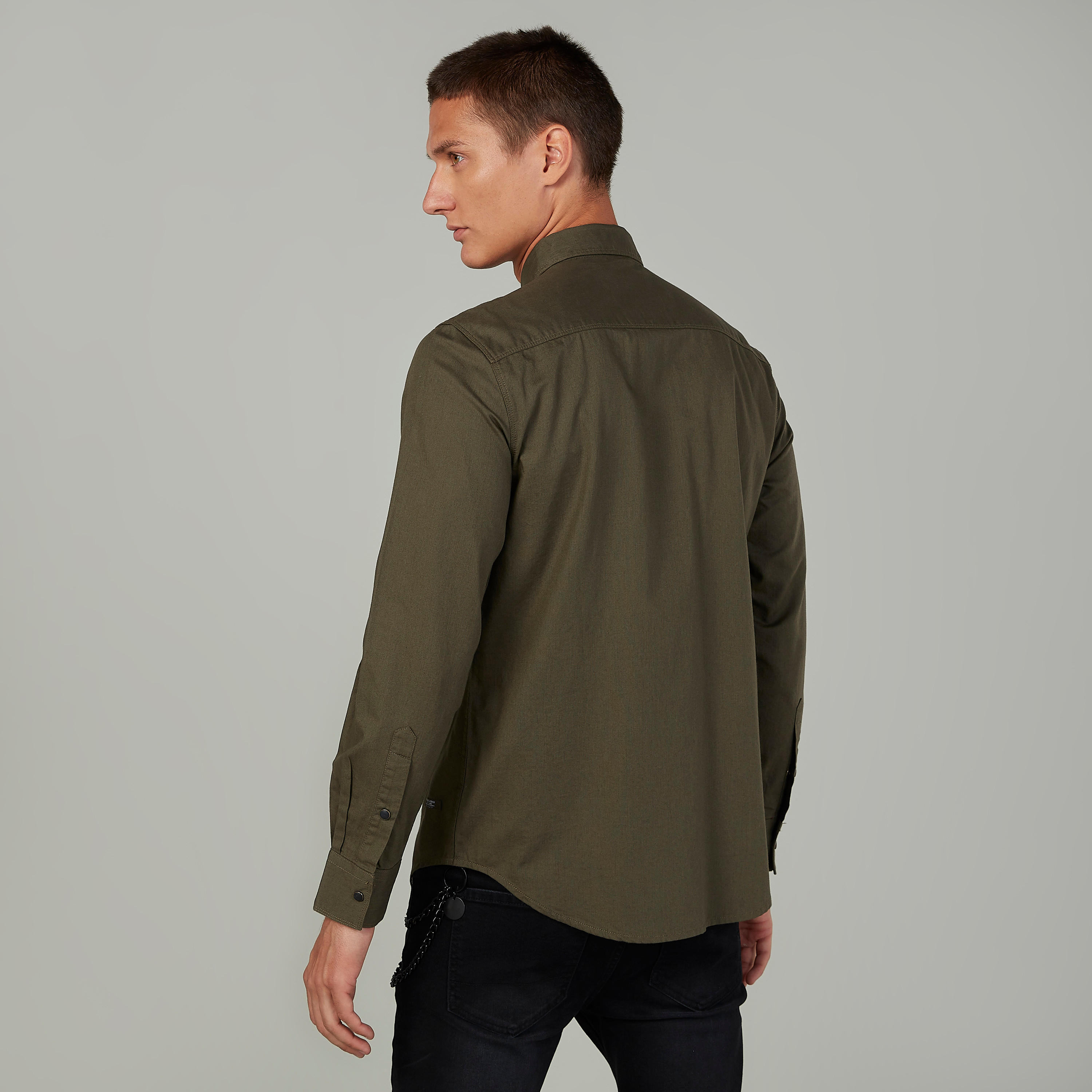 قميص دينم سادة بأكمام طويلة وجيوب بطية-men-clothing-shirts-image-4