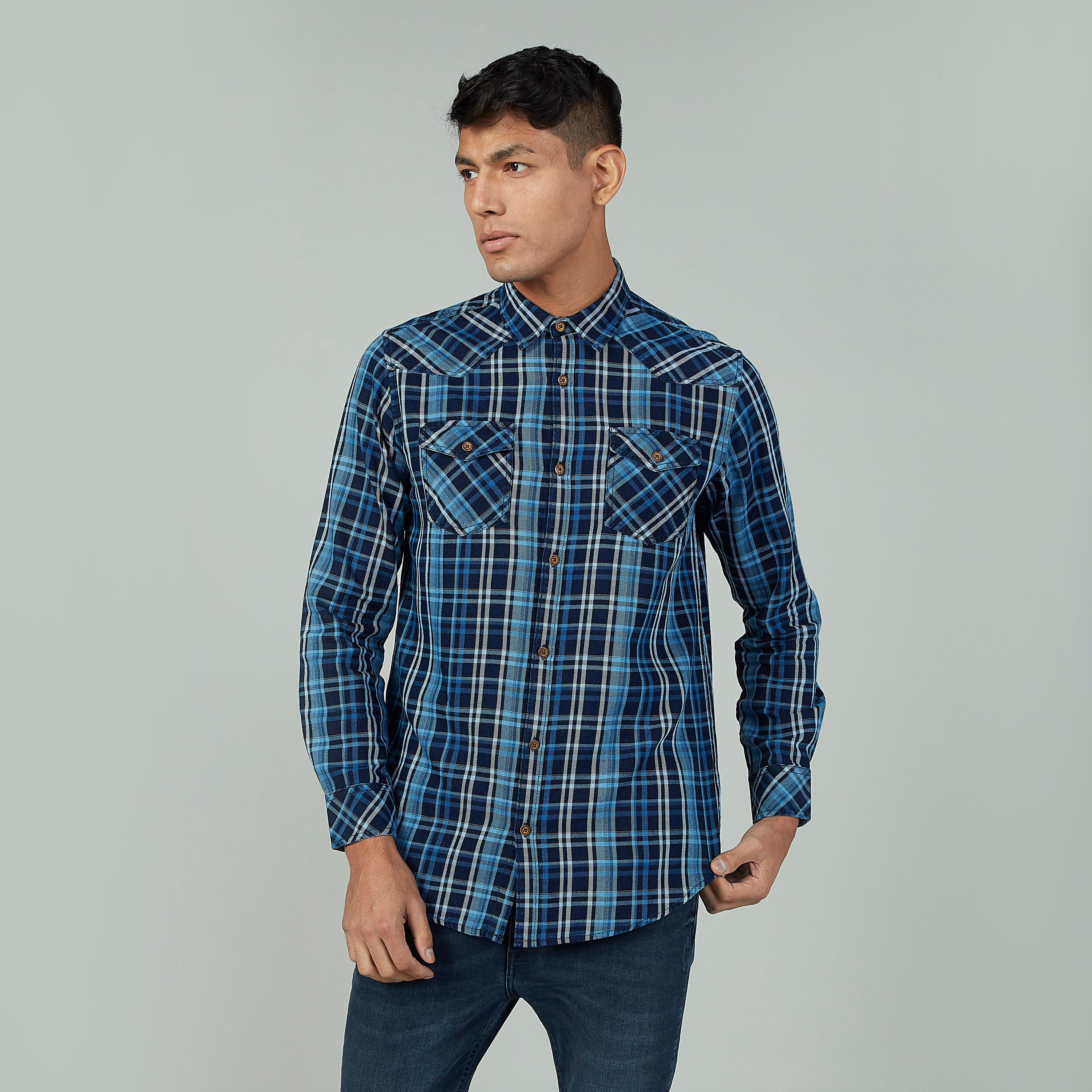 قميص كاروهات بقصّة سليم وأكمام طويلة وجيب بطيّة-men-clothing-shirts-image-1