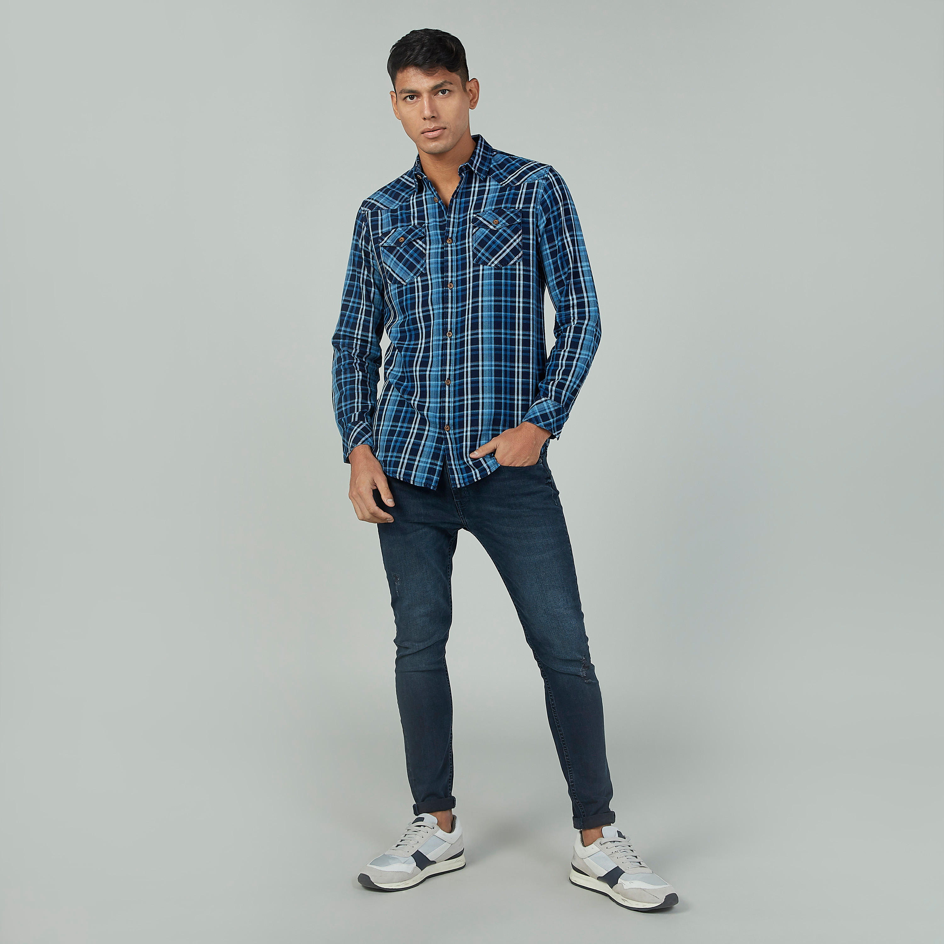 قميص كاروهات بقصّة سليم وأكمام طويلة وجيب بطيّة-men-clothing-shirts-image-2
