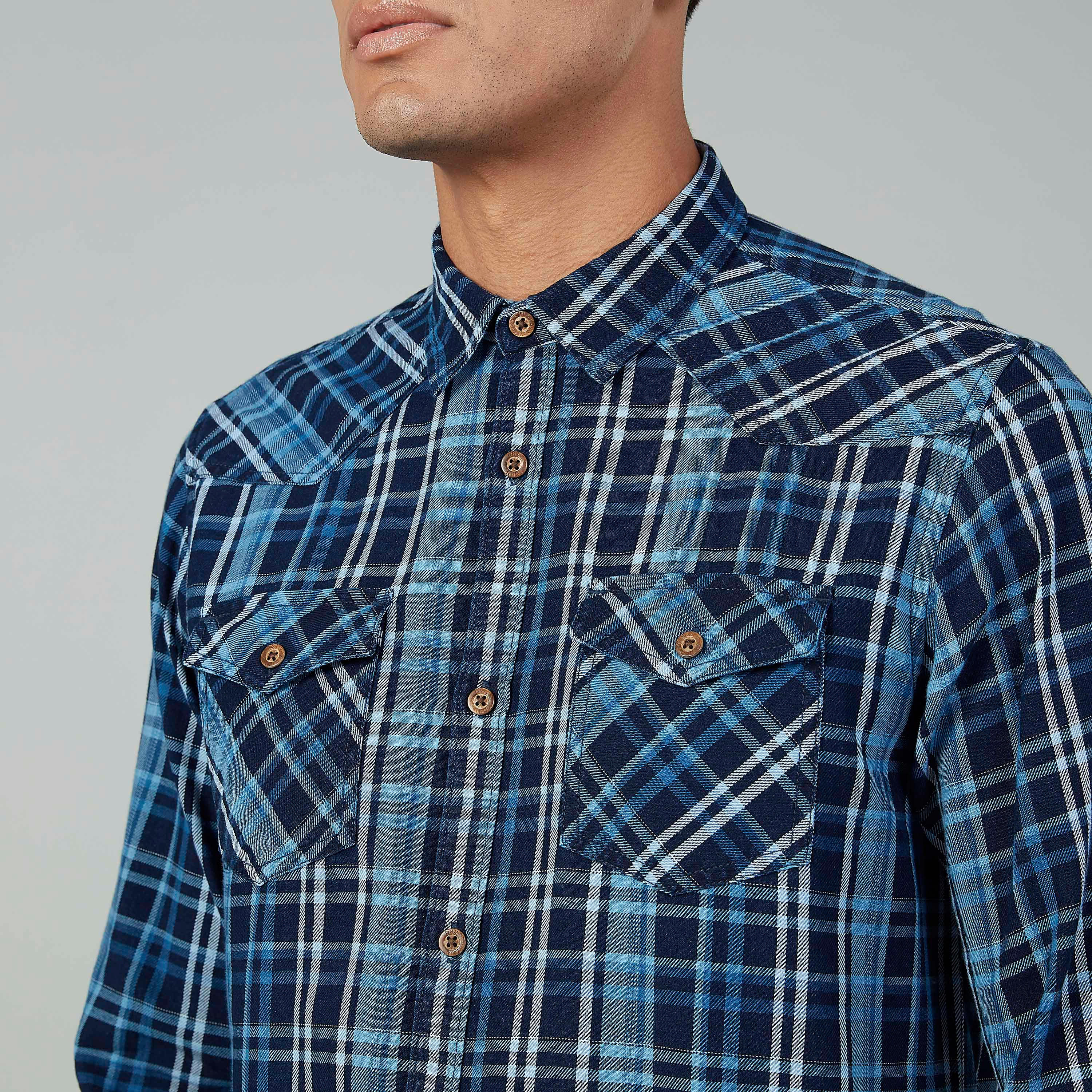 قميص كاروهات بقصّة سليم وأكمام طويلة وجيب بطيّة-men-clothing-shirts-image-3