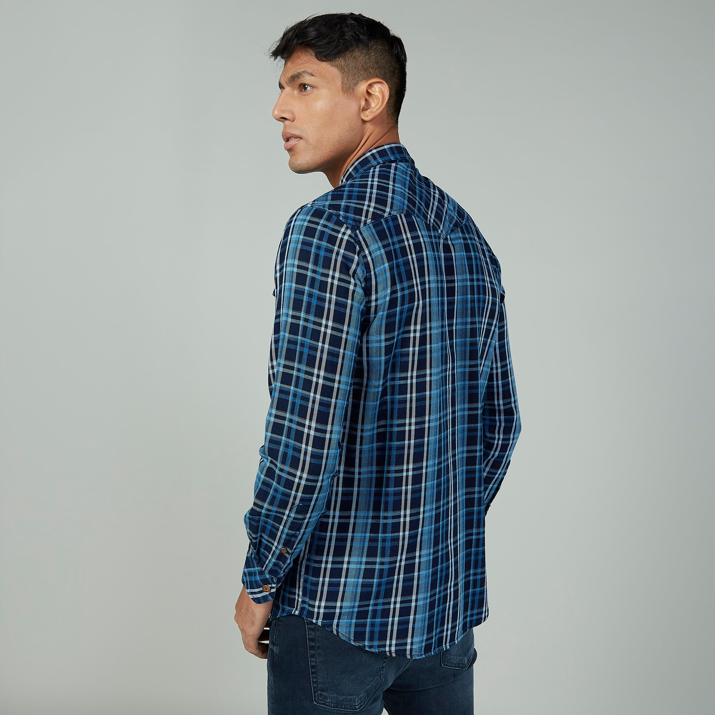 قميص كاروهات بقصّة سليم وأكمام طويلة وجيب بطيّة-men-clothing-shirts-image-4