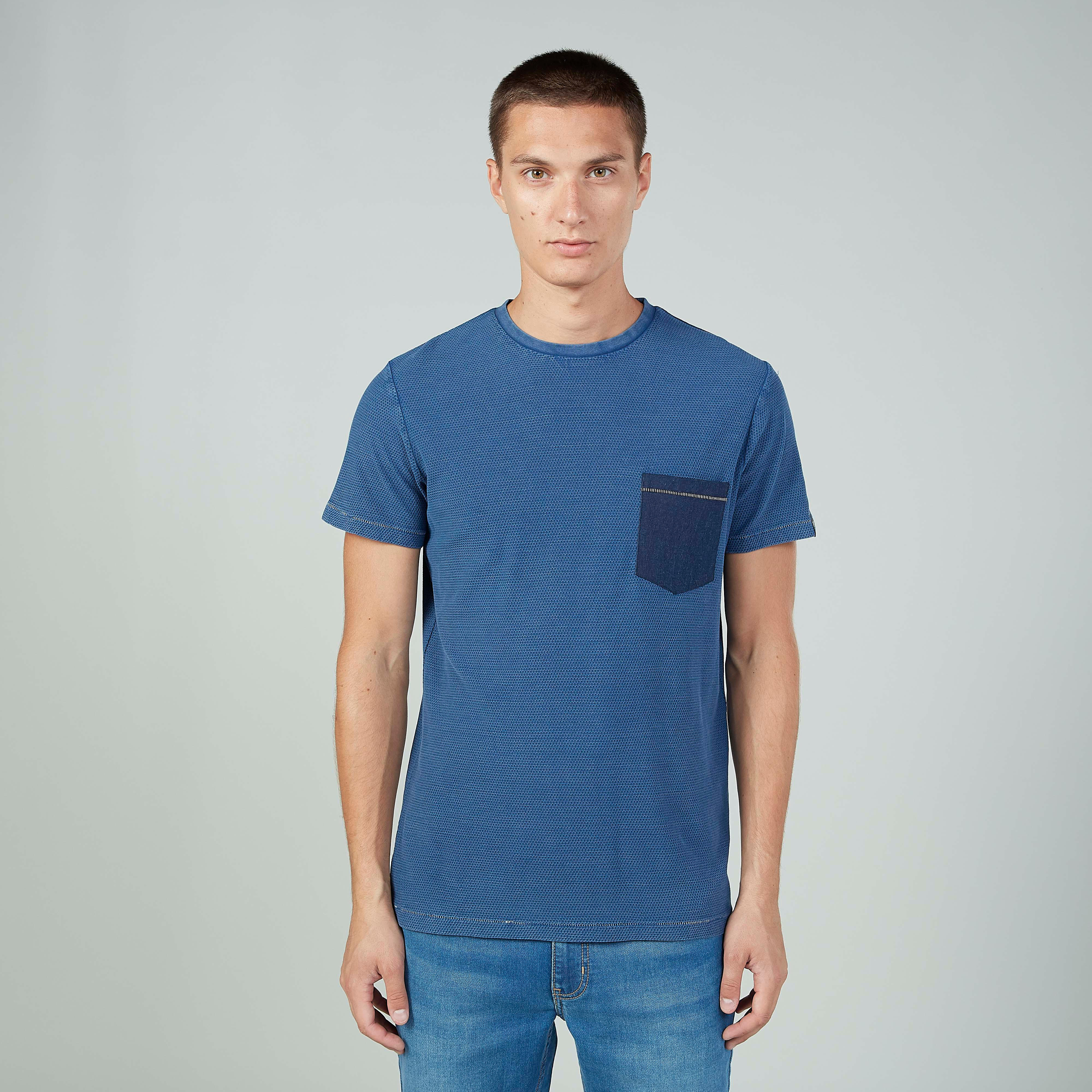 تيشيرت سليم فيت بياقة ضيّقة وأكمام قصيرة وطبعات-men-clothing-tshirtsandpolos-tshirts-image-1