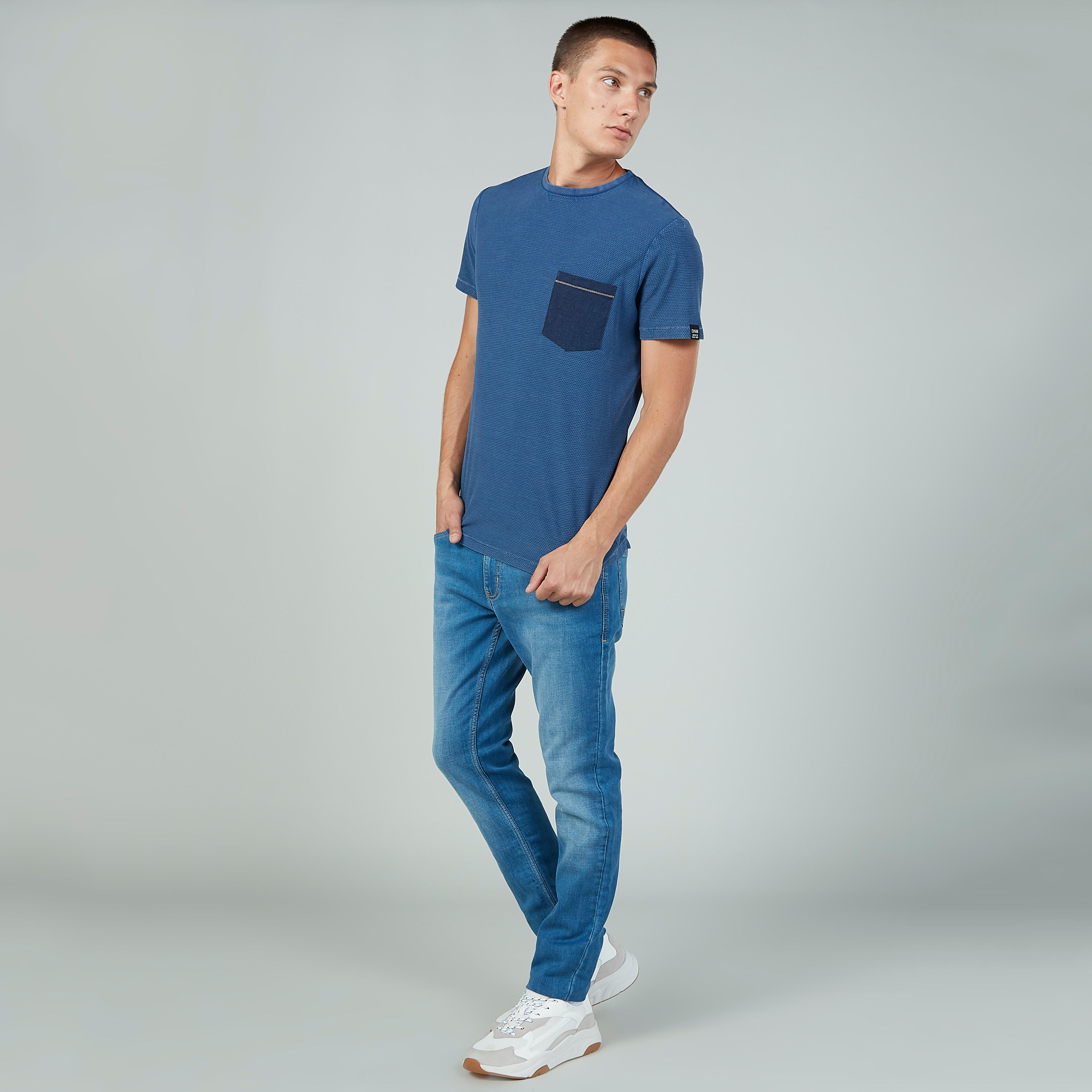 تيشيرت سليم فيت بياقة ضيّقة وأكمام قصيرة وطبعات-men-clothing-tshirtsandpolos-tshirts-image-2