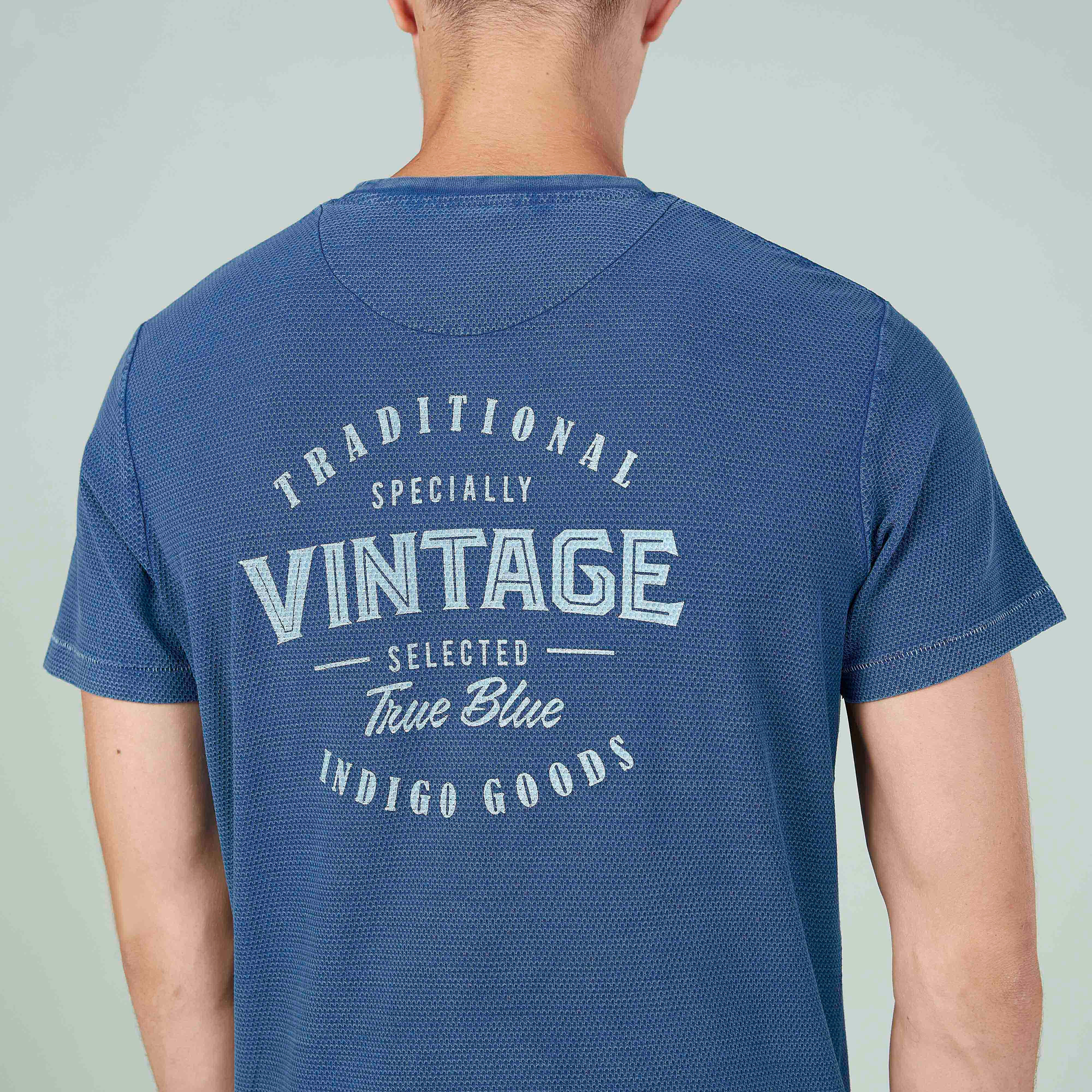 تيشيرت سليم فيت بياقة ضيّقة وأكمام قصيرة وطبعات-men-clothing-tshirtsandpolos-tshirts-image-5