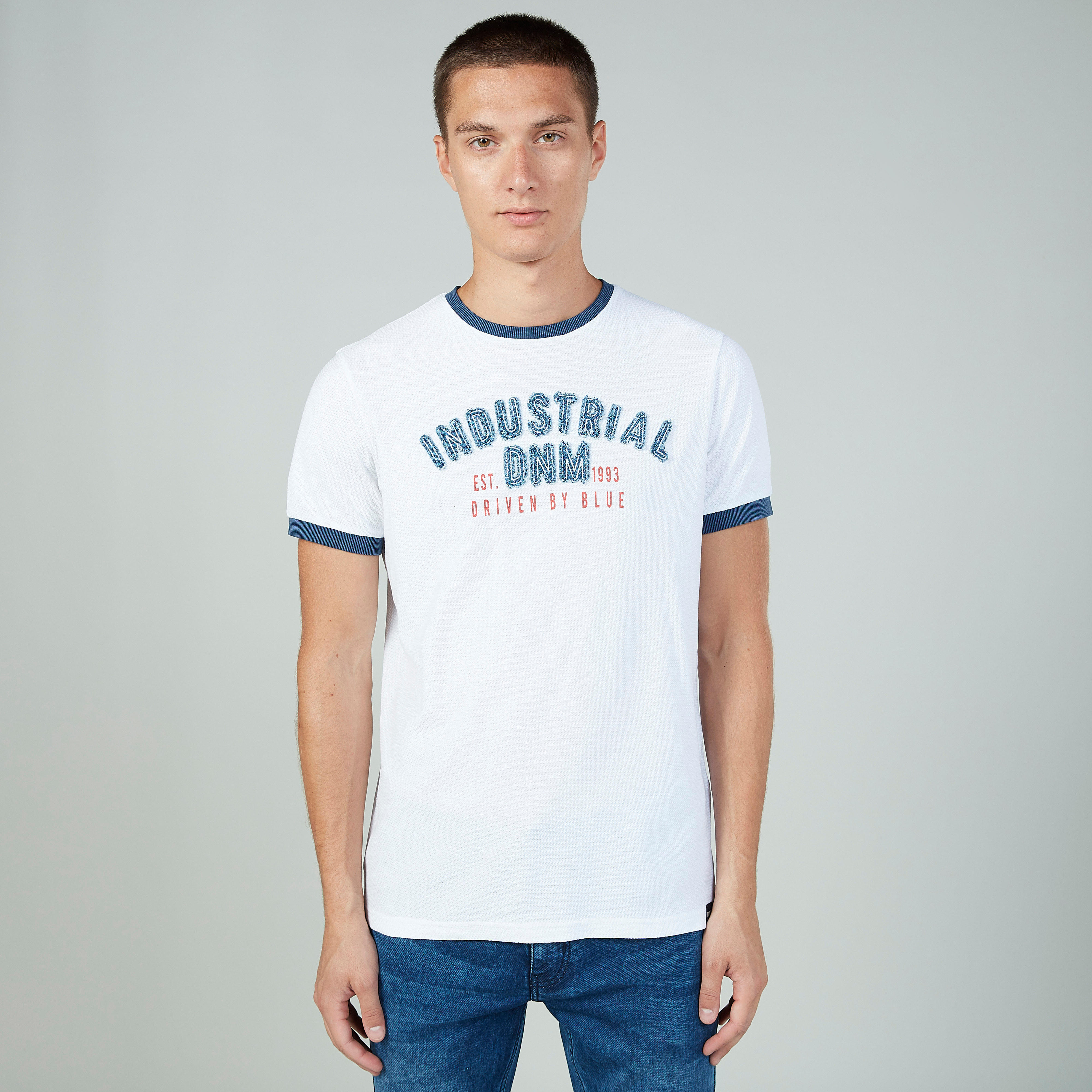تيشيرت سليم فيت بياقة ضيّقة وأكمام قصيرة وطبعات-men-clothing-tshirtsandpolos-tshirts-image-5