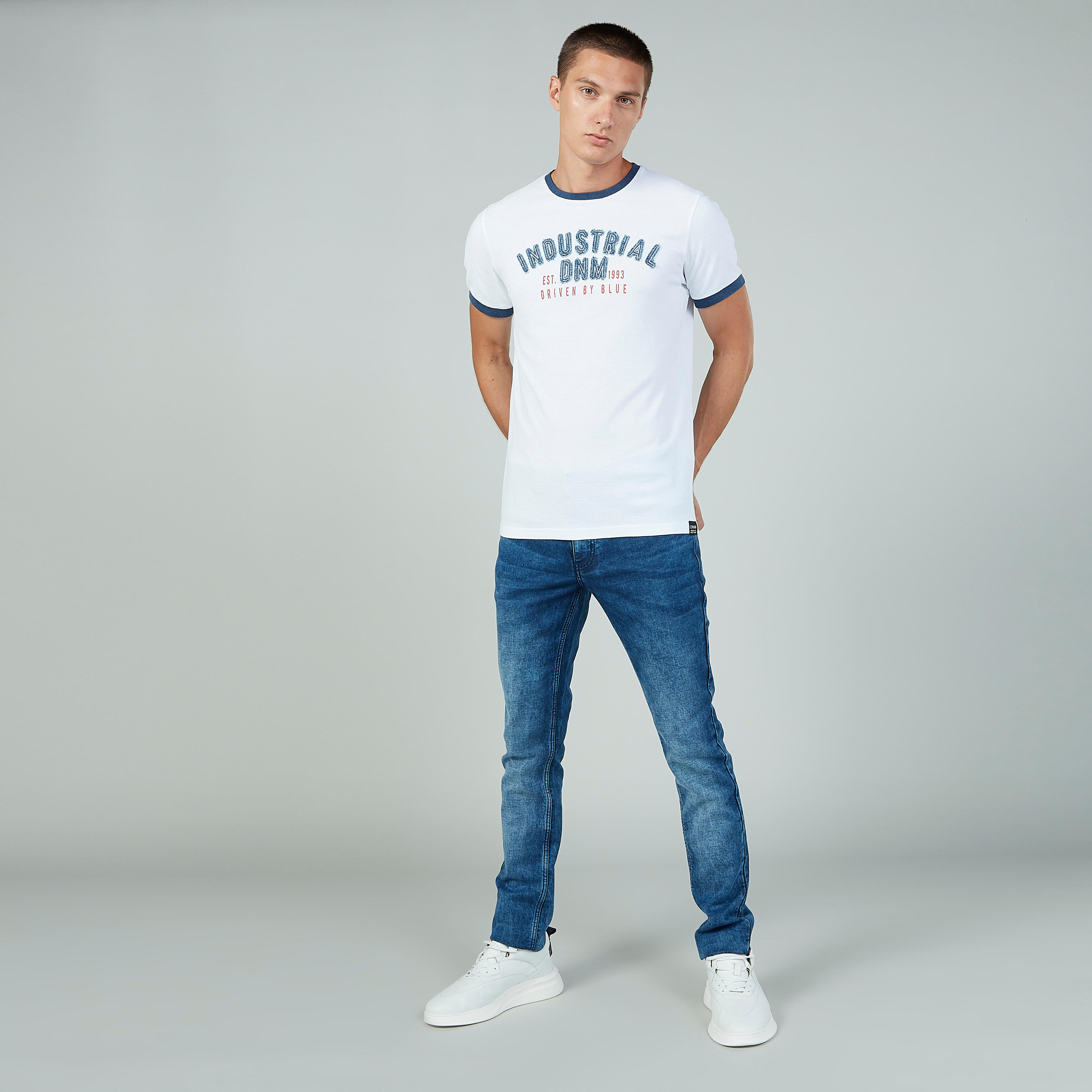 تيشيرت سليم فيت بياقة ضيّقة وأكمام قصيرة وطبعات-men-clothing-tshirtsandpolos-tshirts-image-4