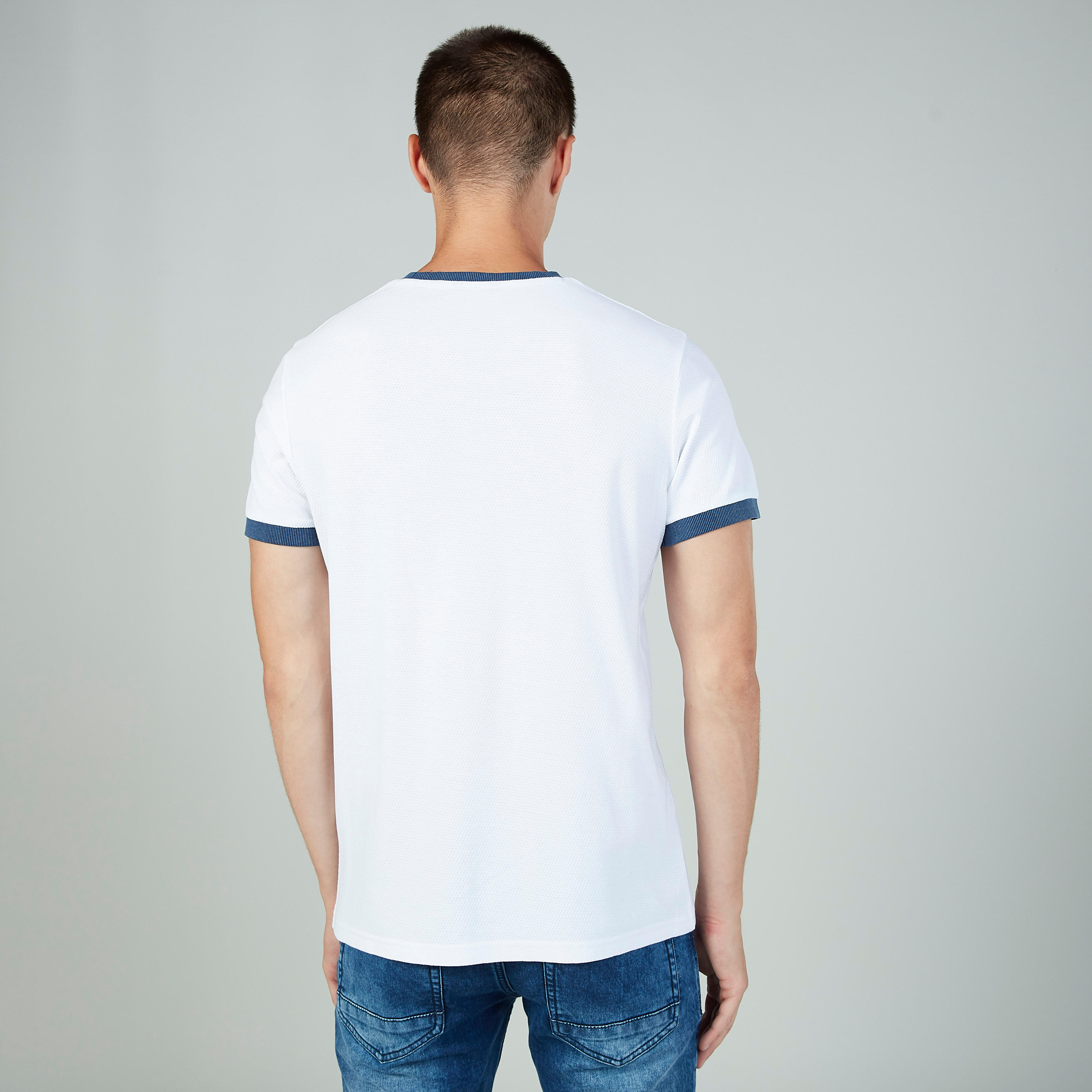 تيشيرت سليم فيت بياقة ضيّقة وأكمام قصيرة وطبعات-men-clothing-tshirtsandpolos-tshirts-image-2
