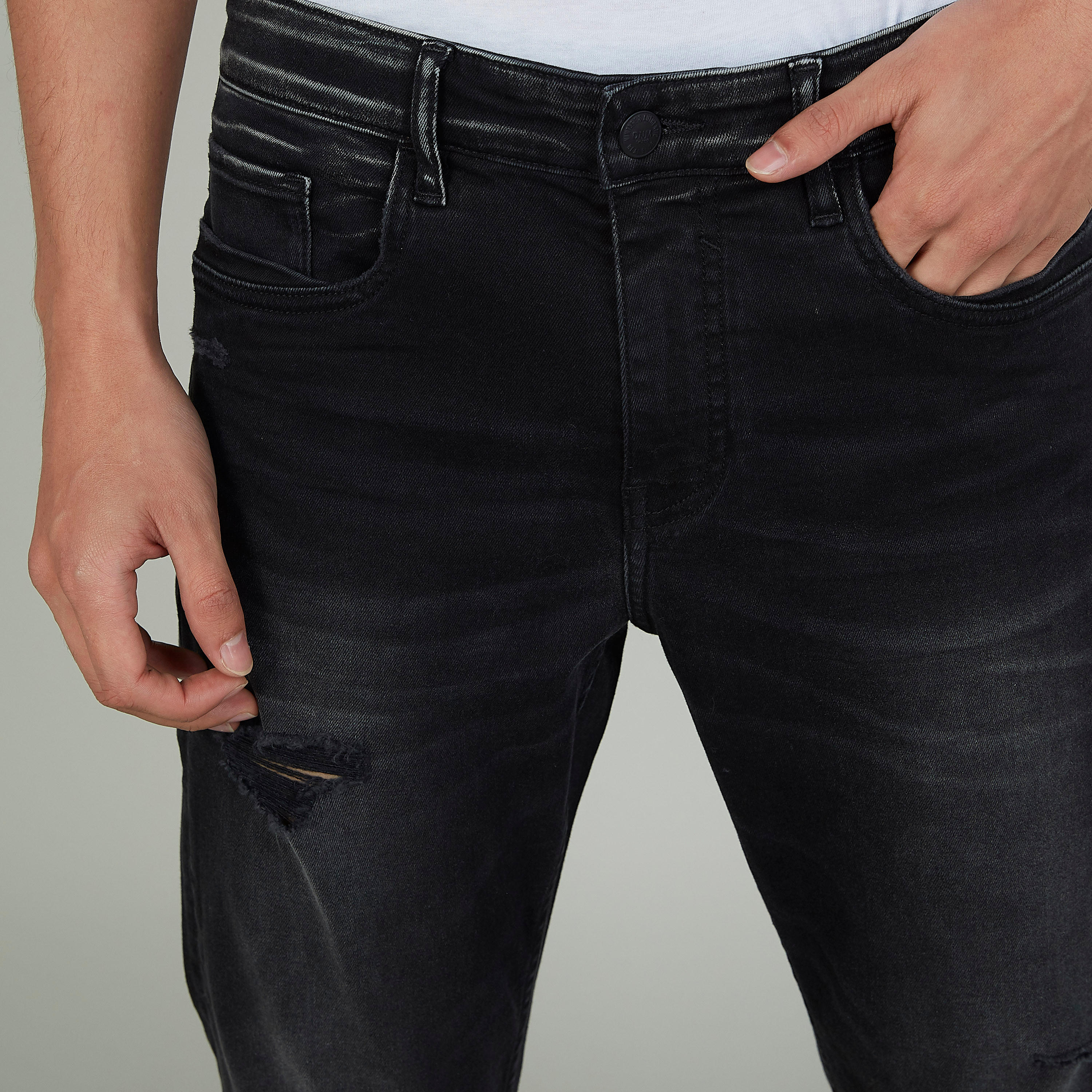 بنطلون جينز ممزّق بجيوب وحلقات للحزام-men-clothing-bottoms-jeans-image-3