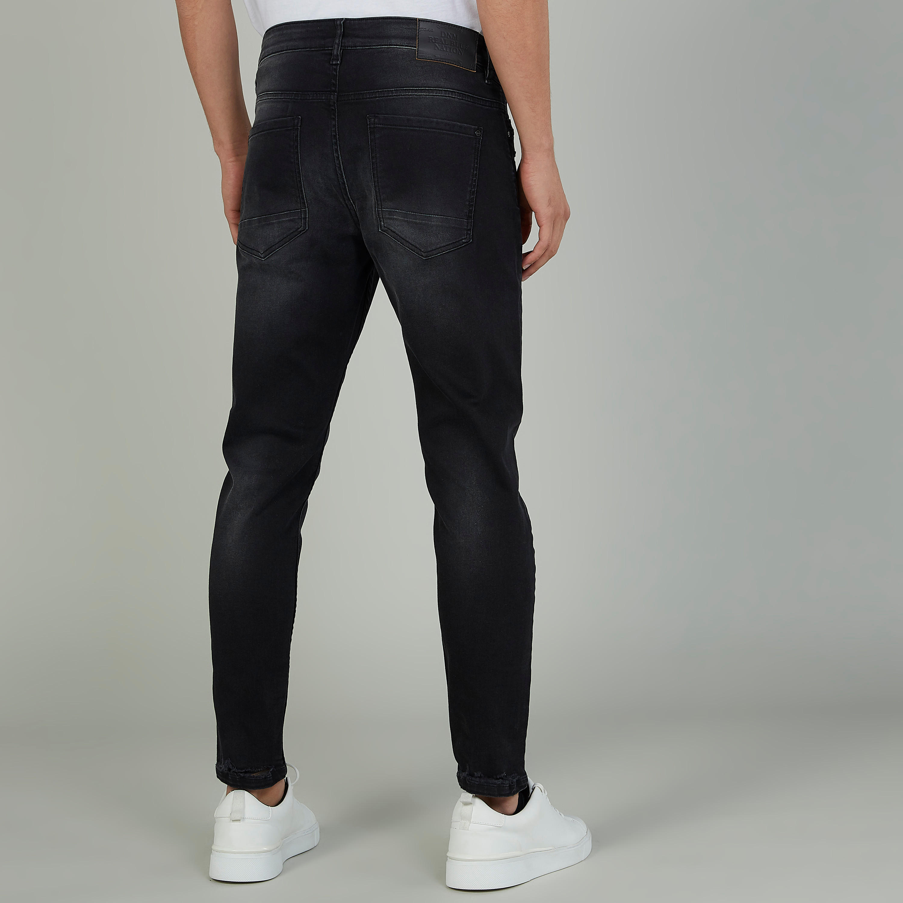 بنطلون جينز ممزّق بجيوب وحلقات للحزام-men-clothing-bottoms-jeans-image-4