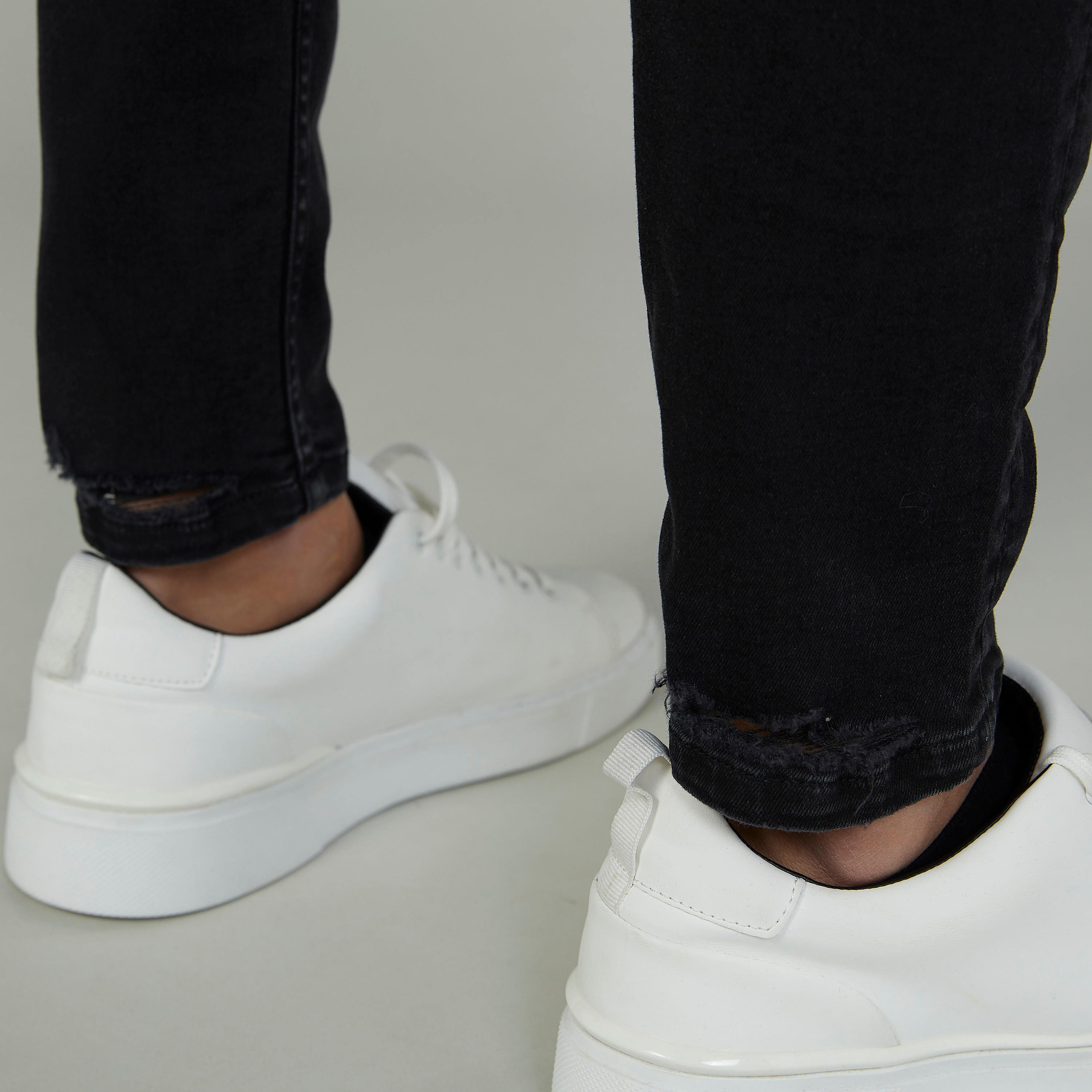 بنطلون جينز ممزّق بجيوب وحلقات للحزام-men-clothing-bottoms-jeans-image-5