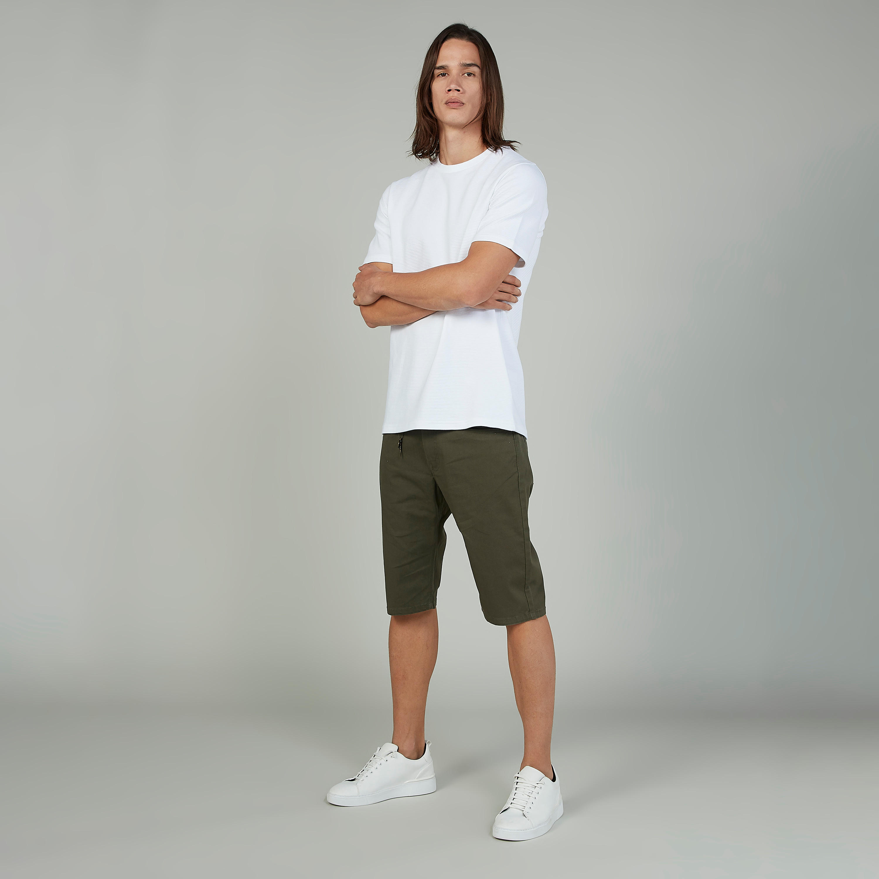 شورت مستدام دينم سادة  بخصر منخفض بجيوب -men-clothing-bottoms-shorts-image-2