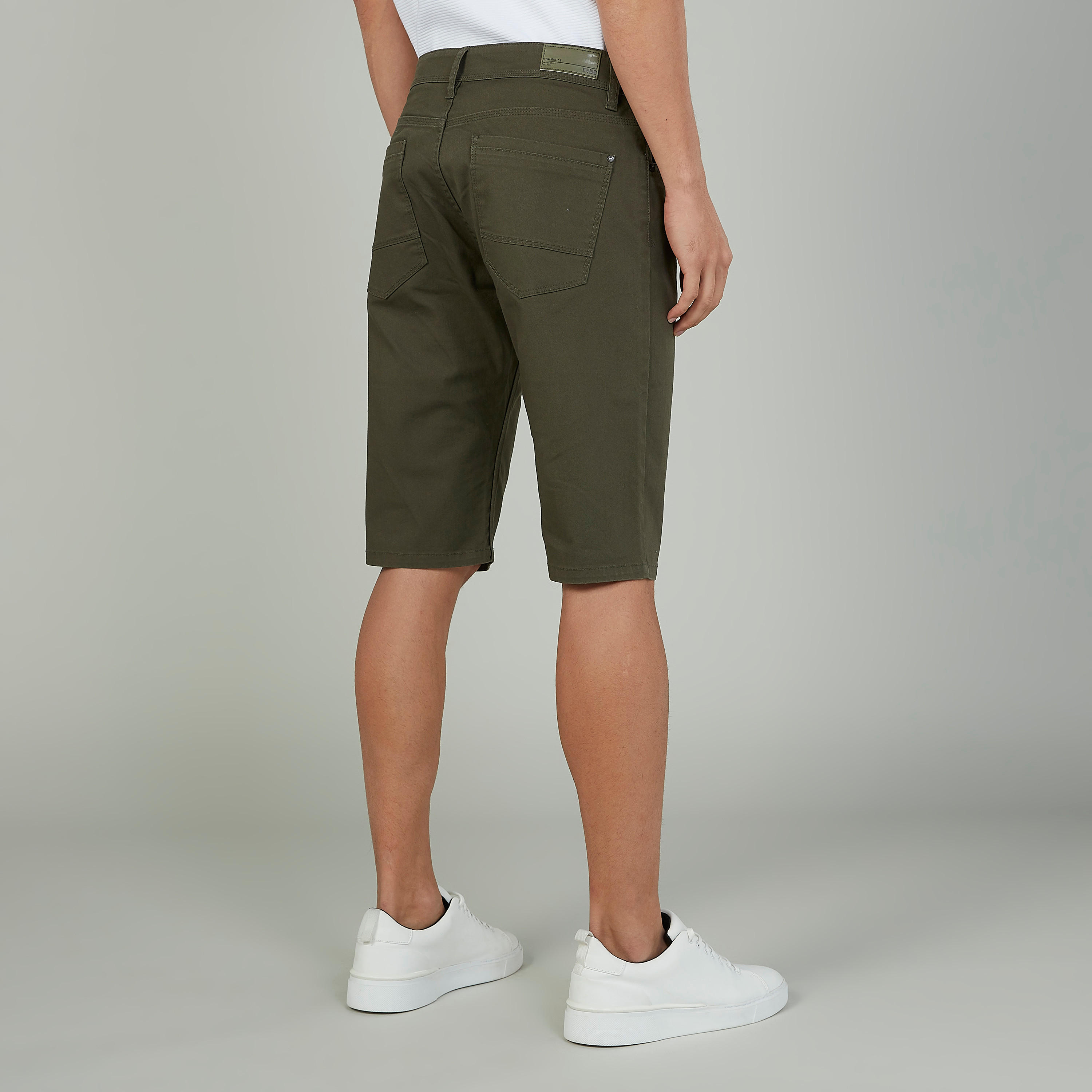 شورت مستدام دينم سادة  بخصر منخفض بجيوب -men-clothing-bottoms-shorts-image-4