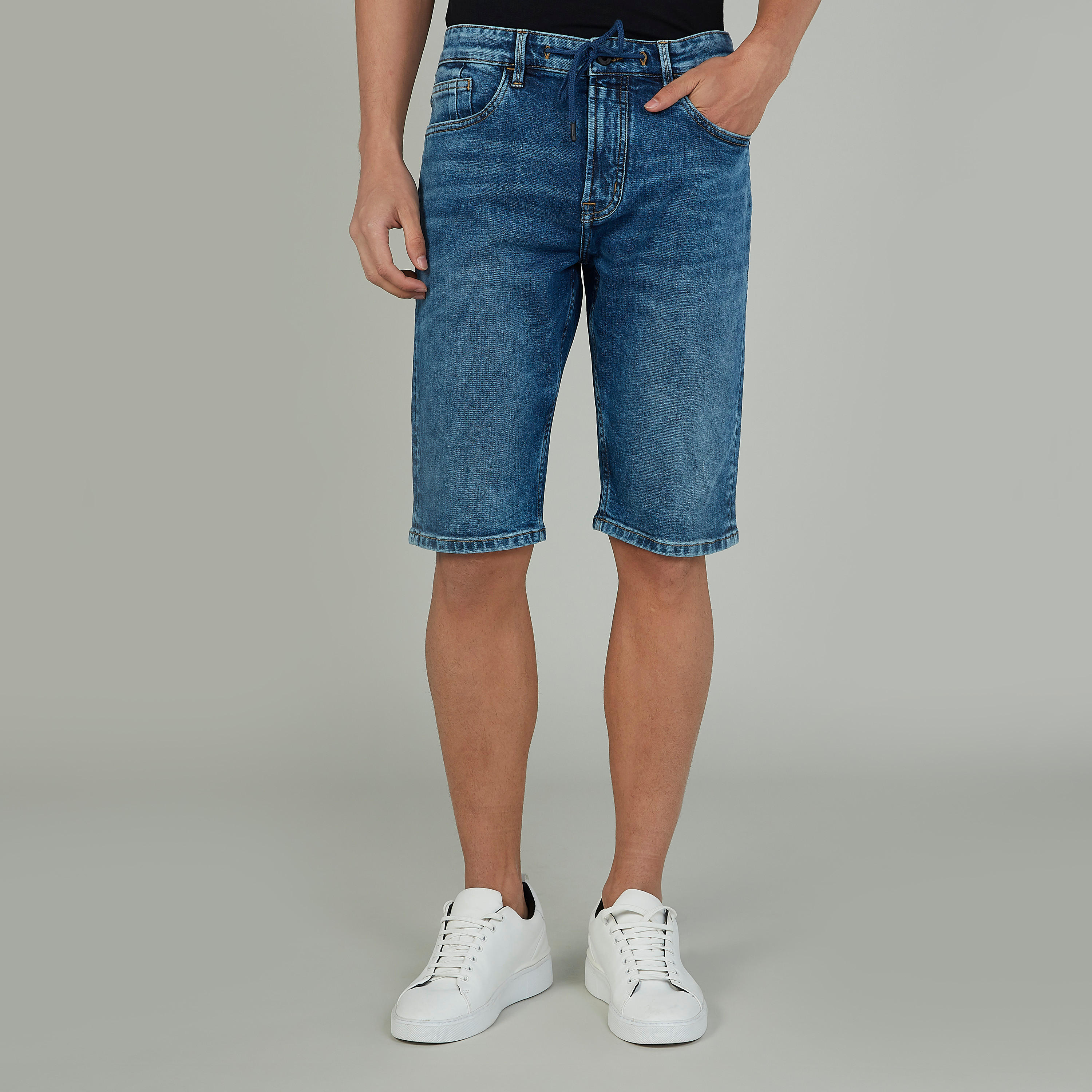 شورت مستدام دينم بارز الملمس بخصر منخفض بجيوب -men-clothing-bottoms-shorts-image-1