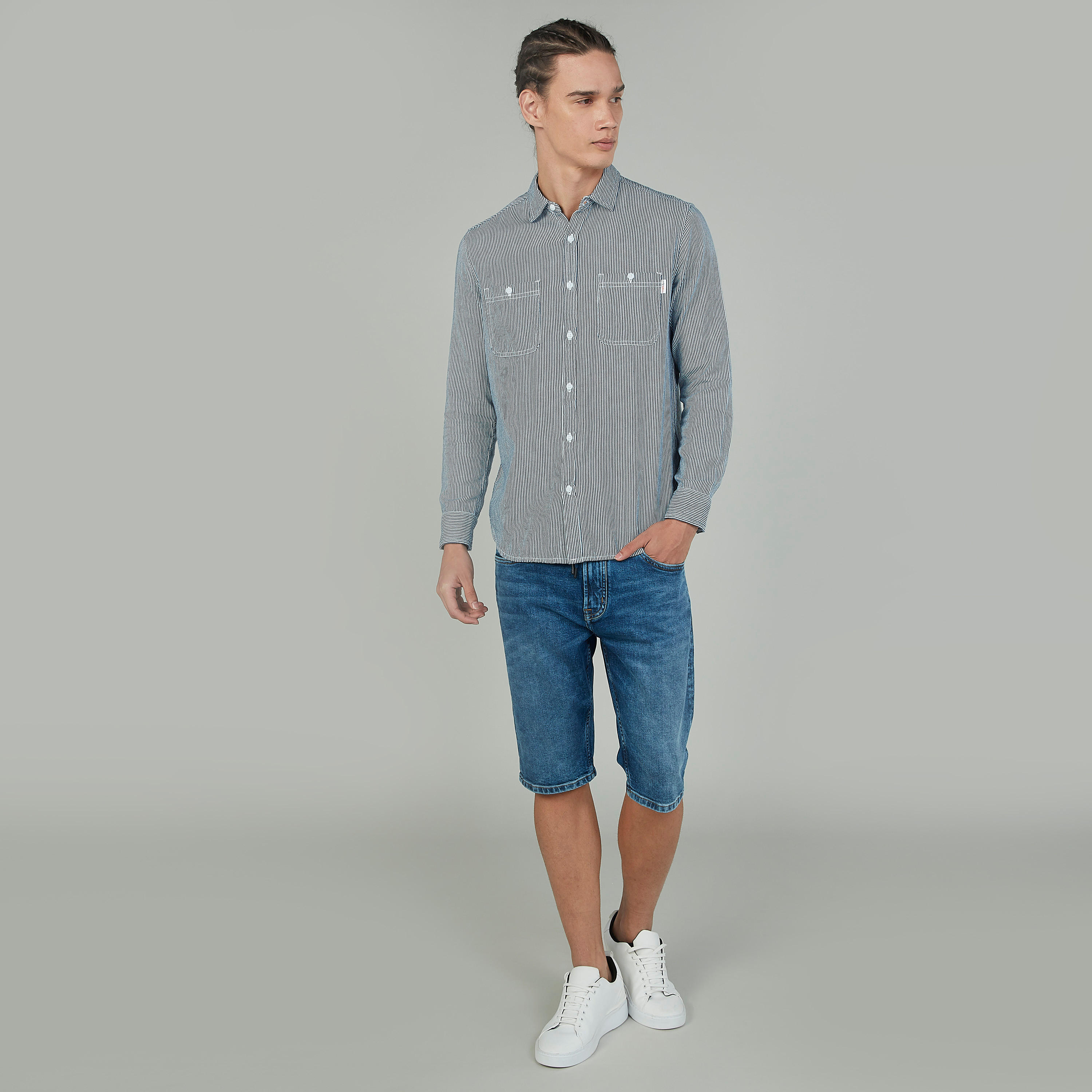 شورت مستدام دينم بارز الملمس بخصر منخفض بجيوب -men-clothing-bottoms-shorts-image-2