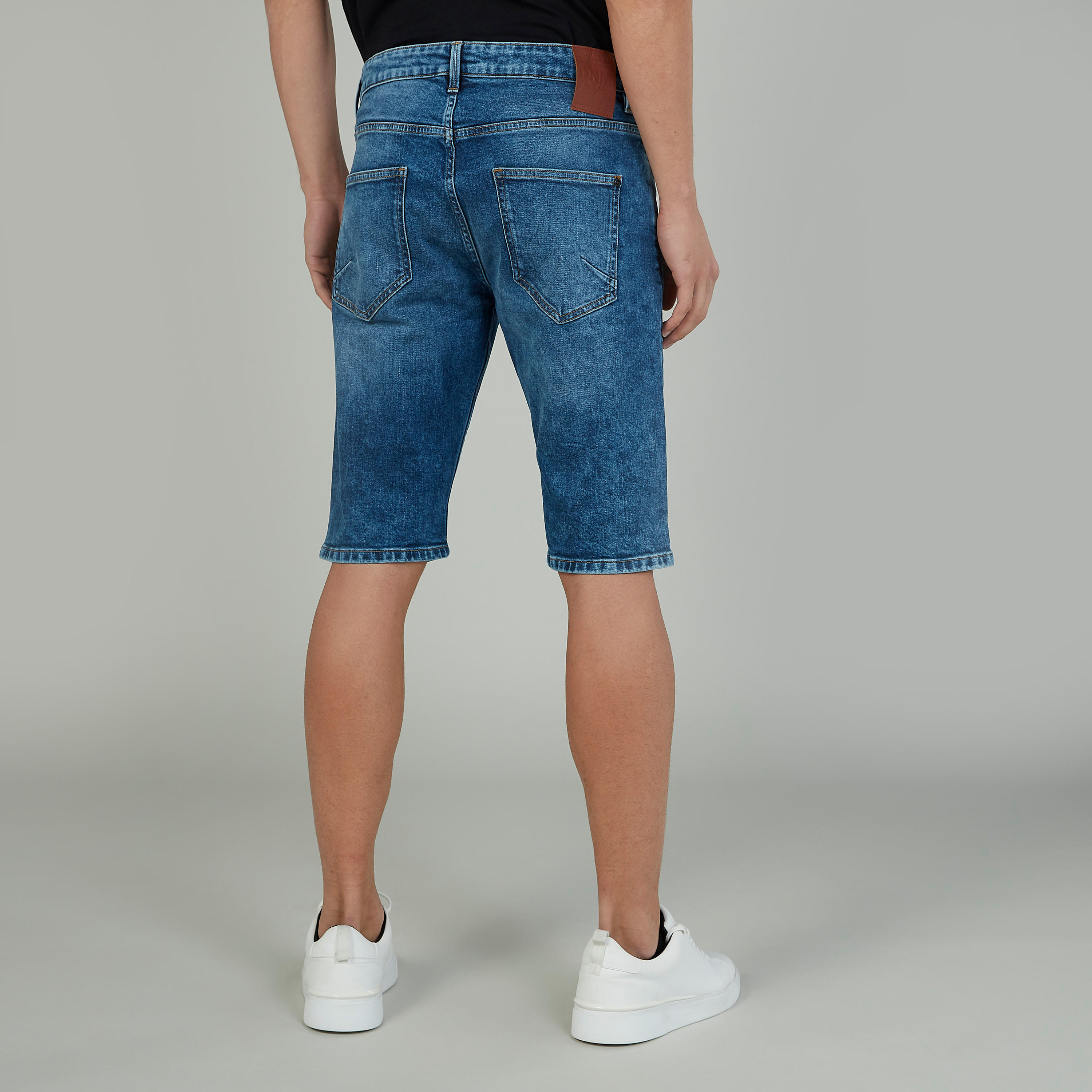 شورت مستدام دينم بارز الملمس بخصر منخفض بجيوب -men-clothing-bottoms-shorts-image-4