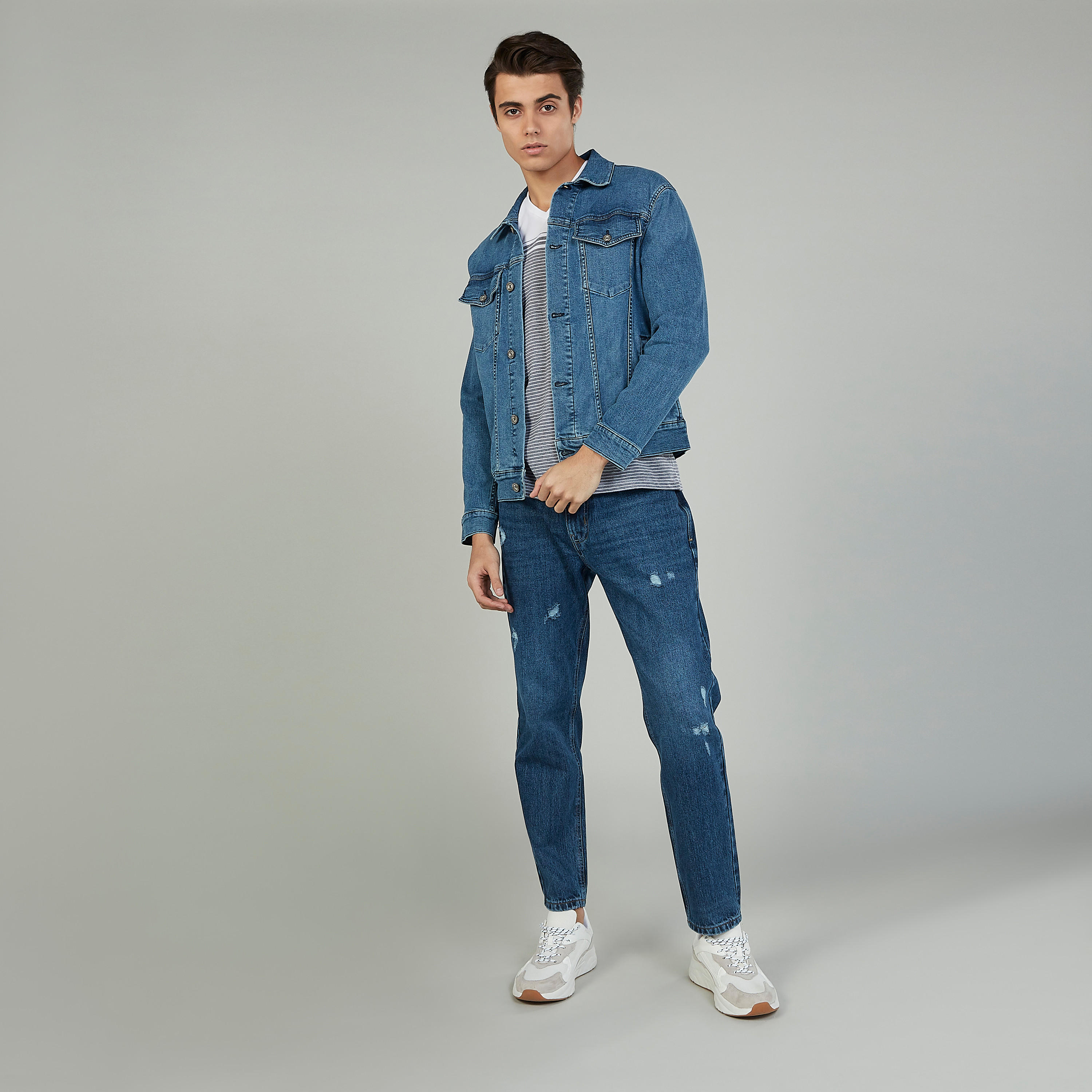 جاكيت دينم بارز الملمس بأكمام طويلة وجيوب بطيّة-men-clothing-jacketsandblazers-jackets-image-2