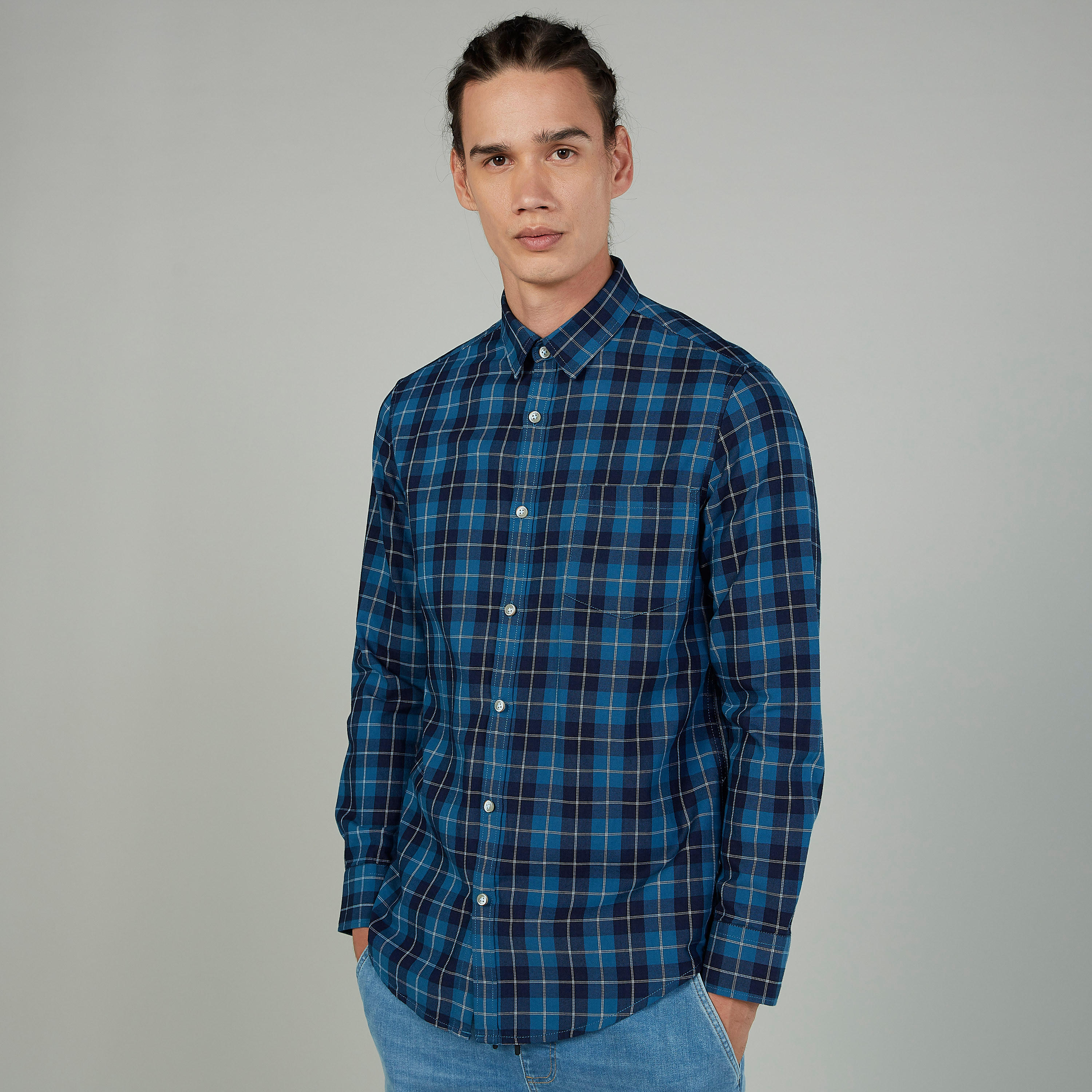 قميص كاروهات بقصّة سليم وأكمام طويلة وجيب على الصدر-men-clothing-shirts-image-1
