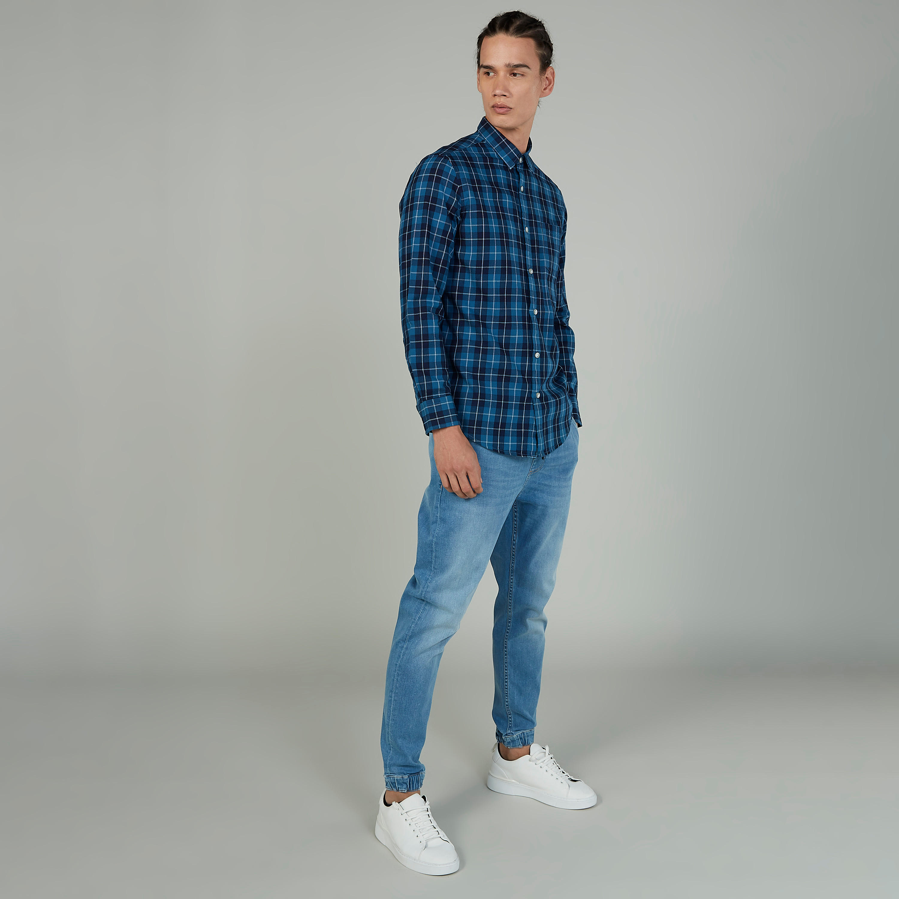 قميص كاروهات بقصّة سليم وأكمام طويلة وجيب على الصدر-men-clothing-shirts-image-2