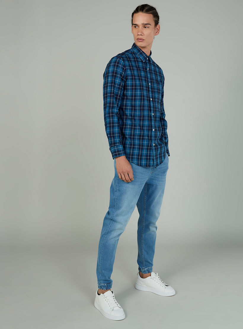 قميص كاروهات بقصّة سليم وأكمام طويلة وجيب على الصدر-men-clothing-shirts-image-2