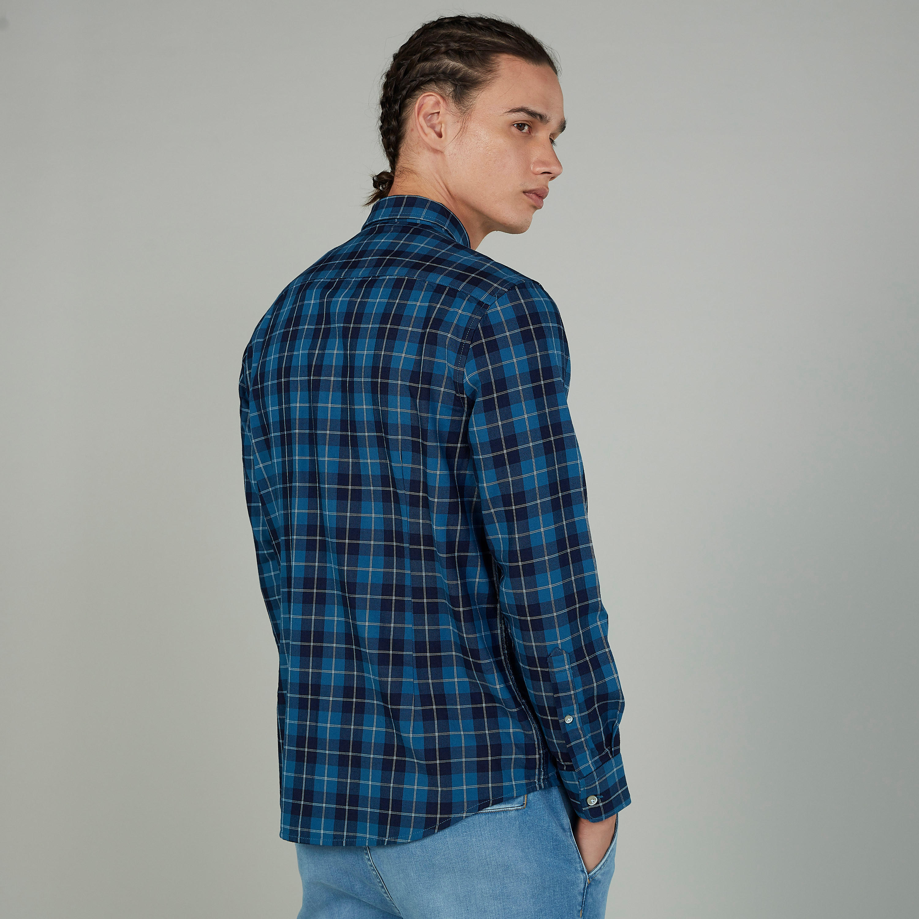 قميص كاروهات بقصّة سليم وأكمام طويلة وجيب على الصدر-men-clothing-shirts-image-4