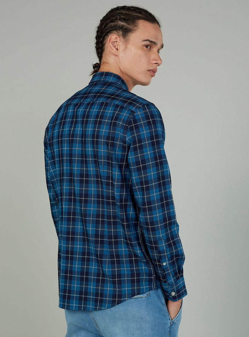 قميص كاروهات بقصّة سليم وأكمام طويلة وجيب على الصدر-men-clothing-shirts-image-4