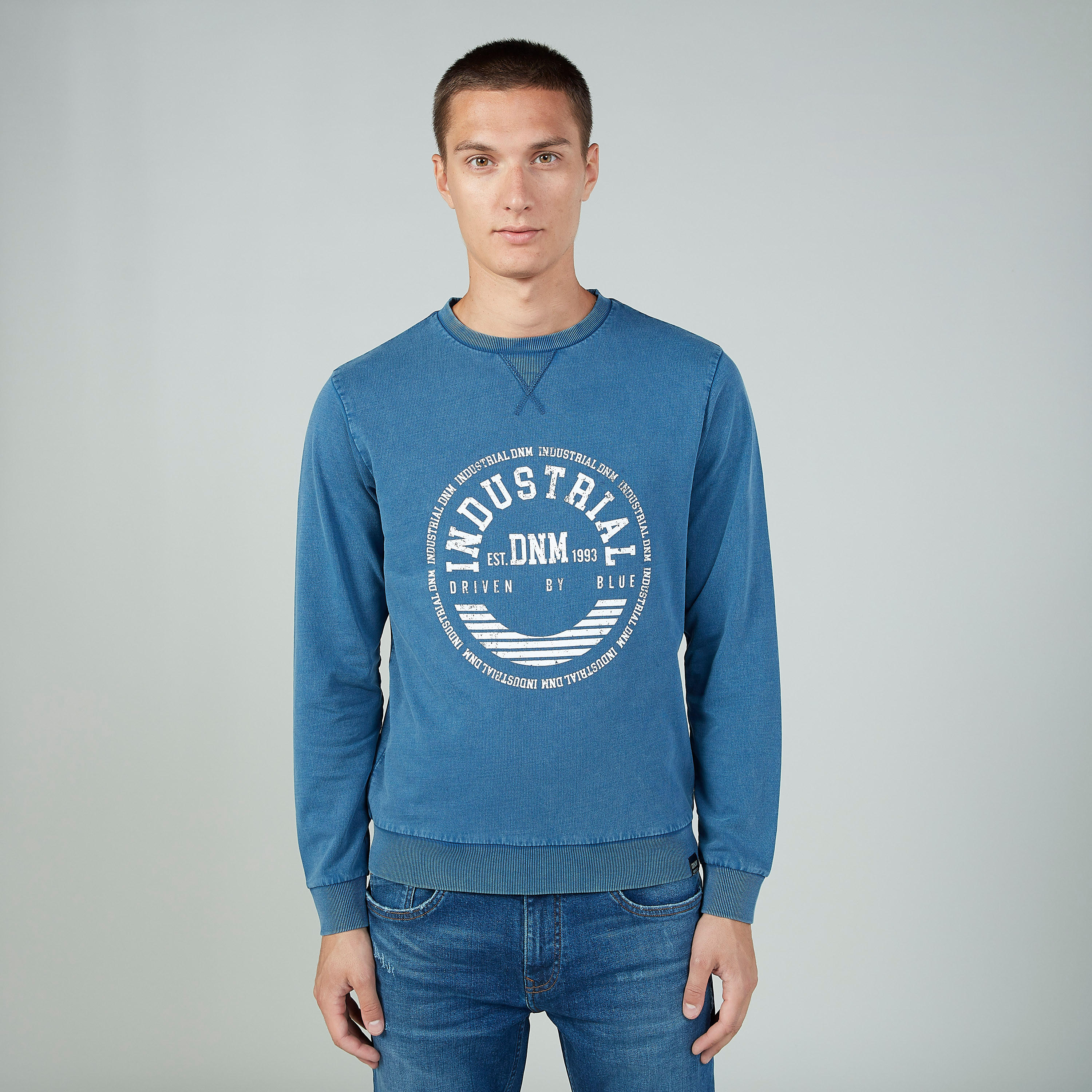 كنزة  بياقة مستديرة وأكمام طويلة وطبعات-men-winterwear-hoodiesandsweatshirts-image-1