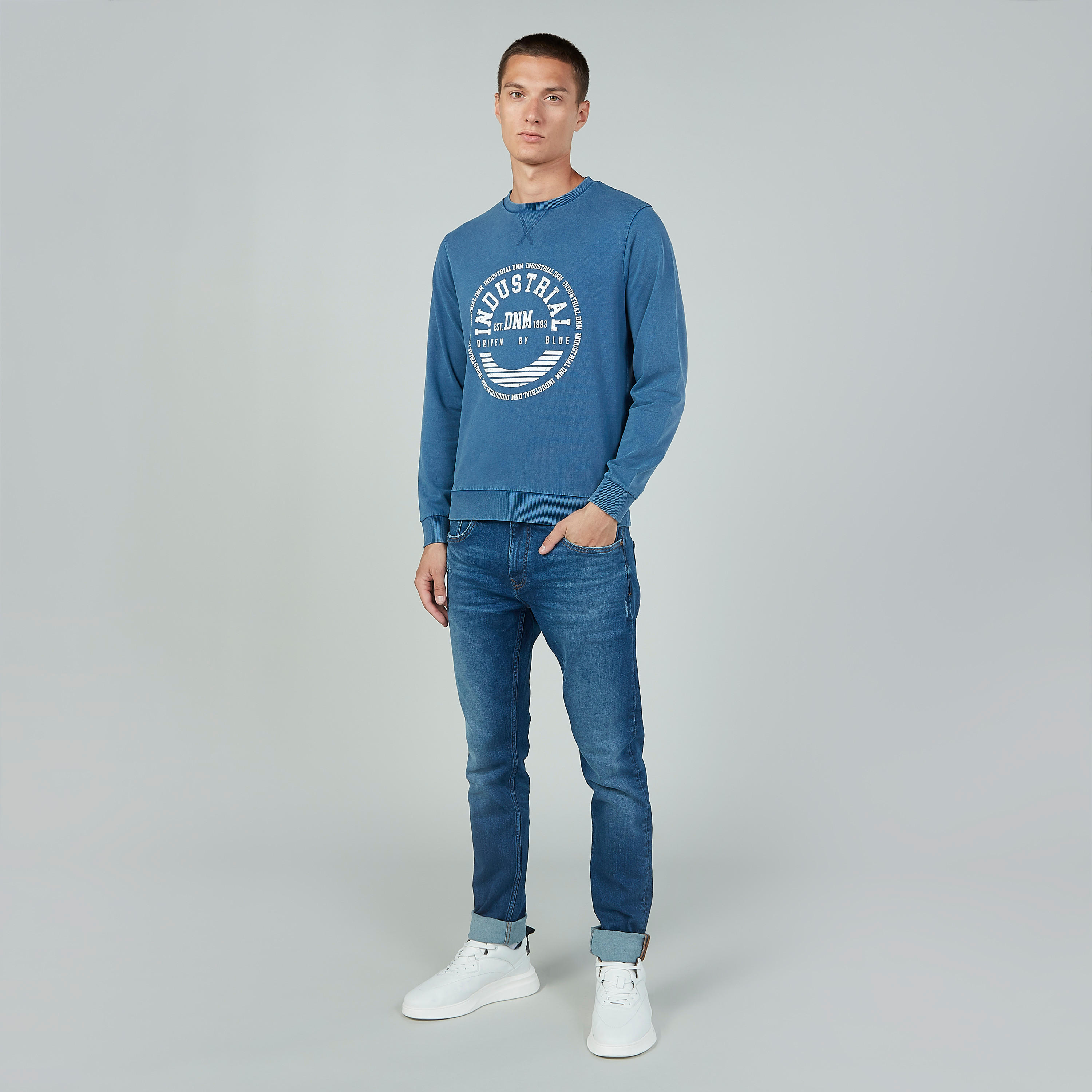 كنزة  بياقة مستديرة وأكمام طويلة وطبعات-men-winterwear-hoodiesandsweatshirts-image-2