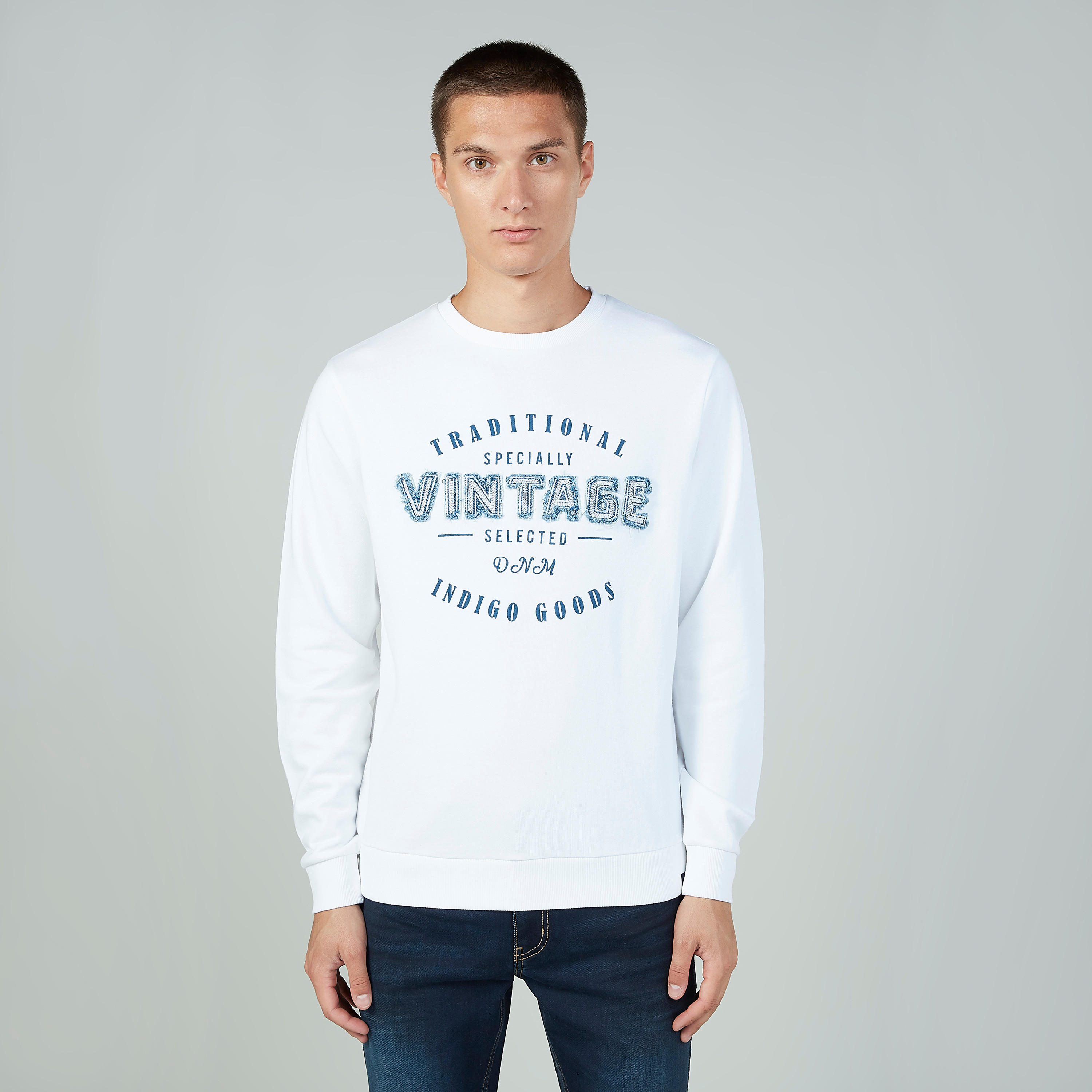 كنزة  بياقة مستديرة وأكمام طويلة وطبعات-men-winterwear-hoodiesandsweatshirts-image-1