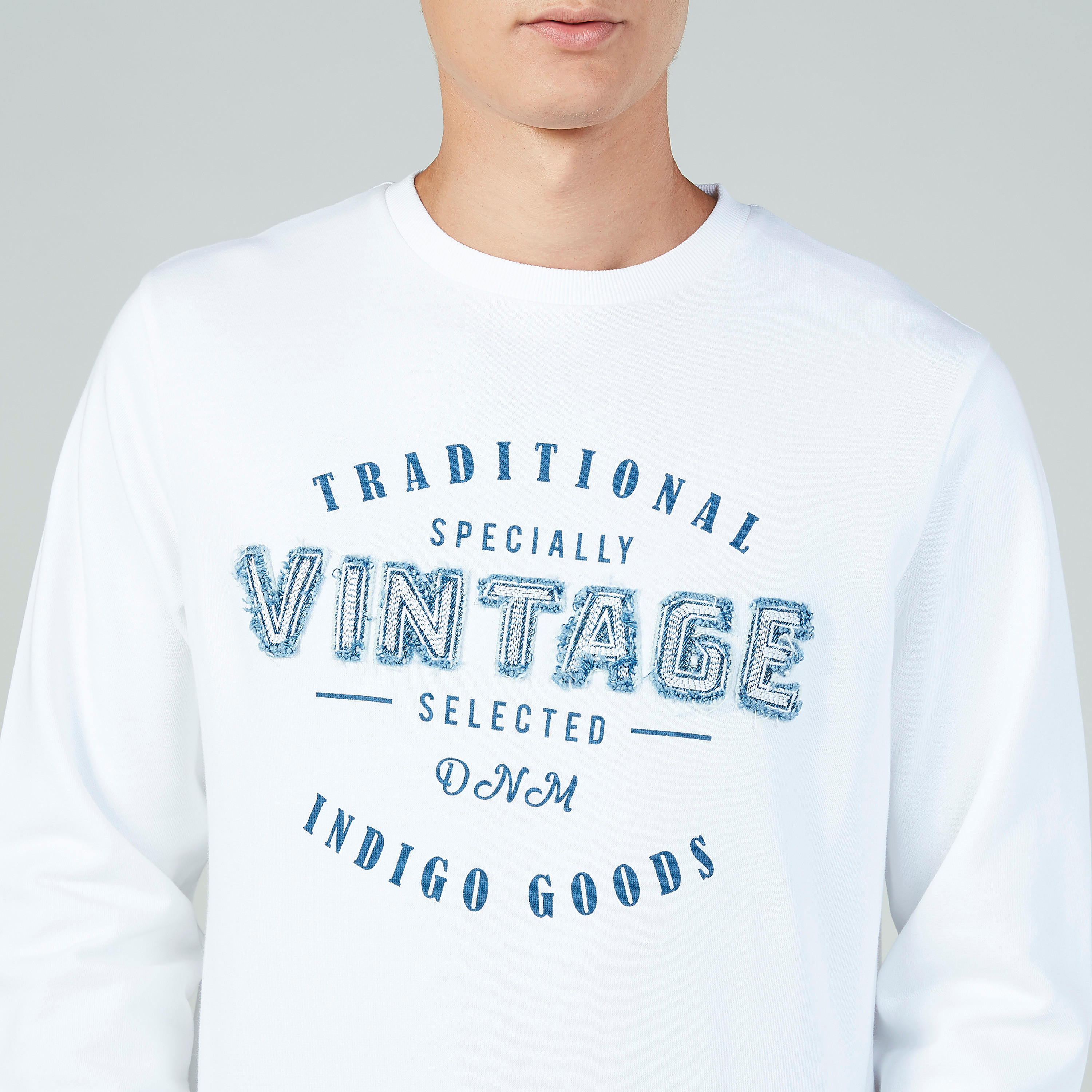 كنزة  بياقة مستديرة وأكمام طويلة وطبعات-men-winterwear-hoodiesandsweatshirts-image-3