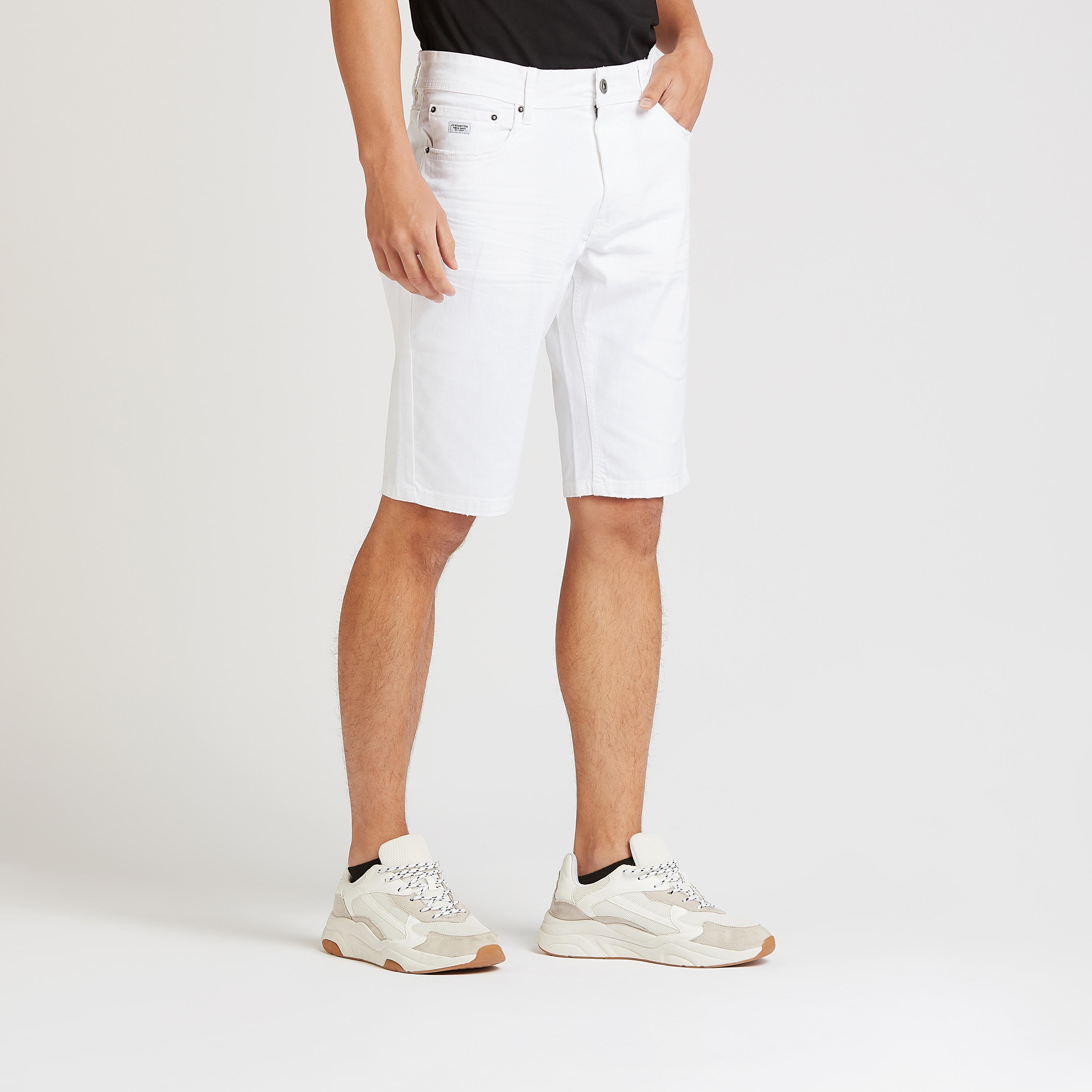 شورت دينم بتفاصيل جيوب وحزام بعراوي-men-clothing-bottoms-shorts-image-1