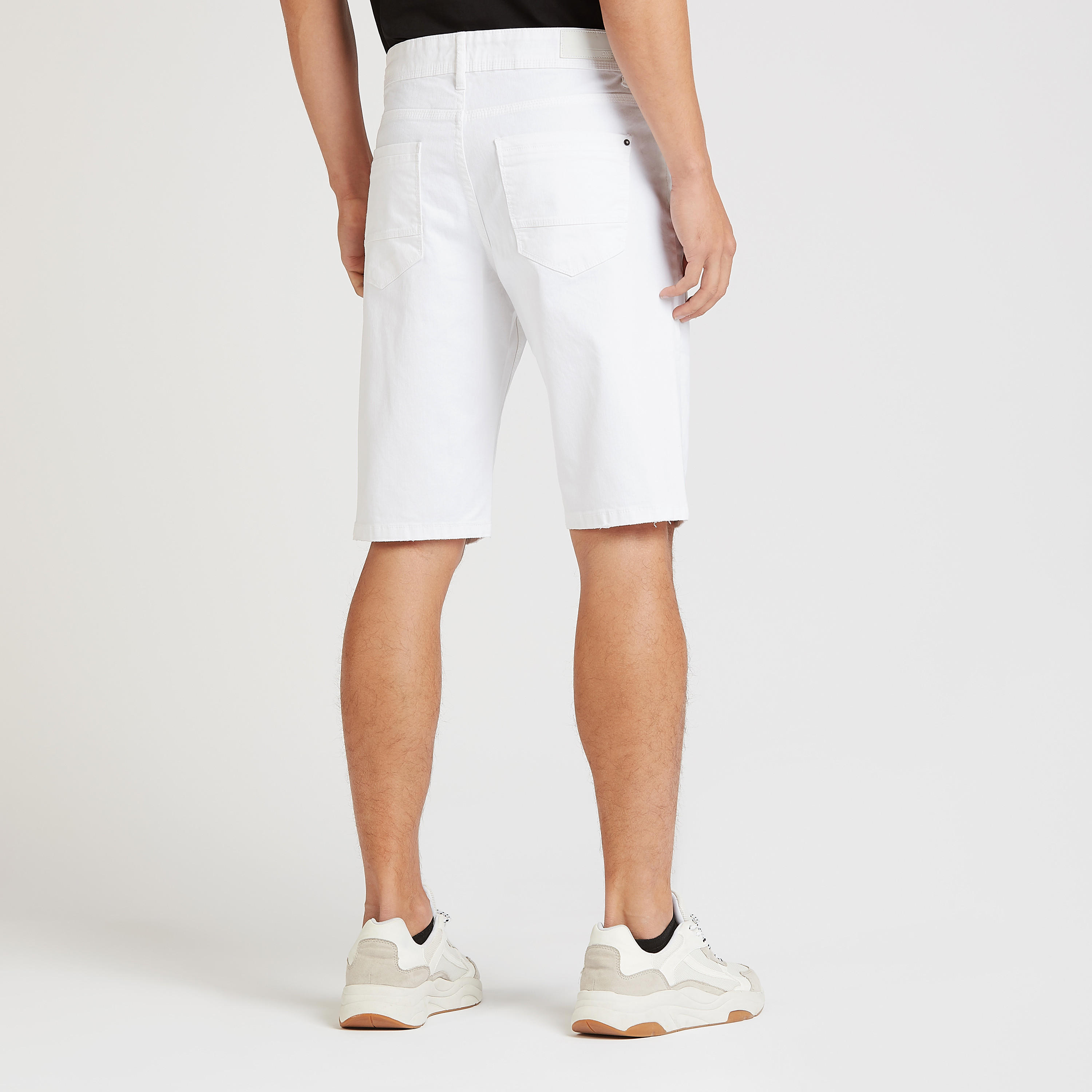 شورت دينم بتفاصيل جيوب وحزام بعراوي-men-clothing-bottoms-shorts-image-4