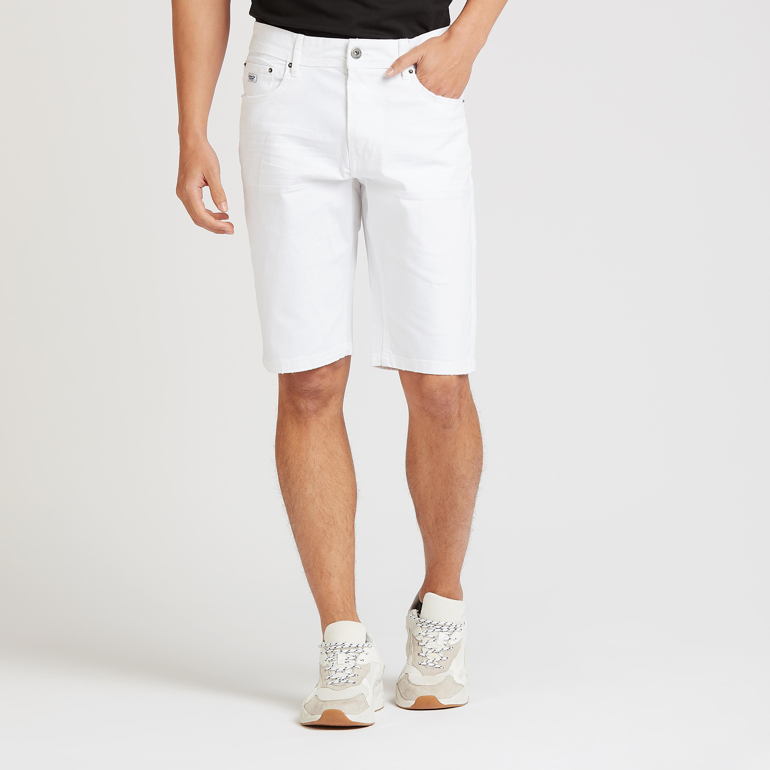 شورت دينم بتفاصيل جيوب وحزام بعراوي-men-clothing-bottoms-shorts-image-5