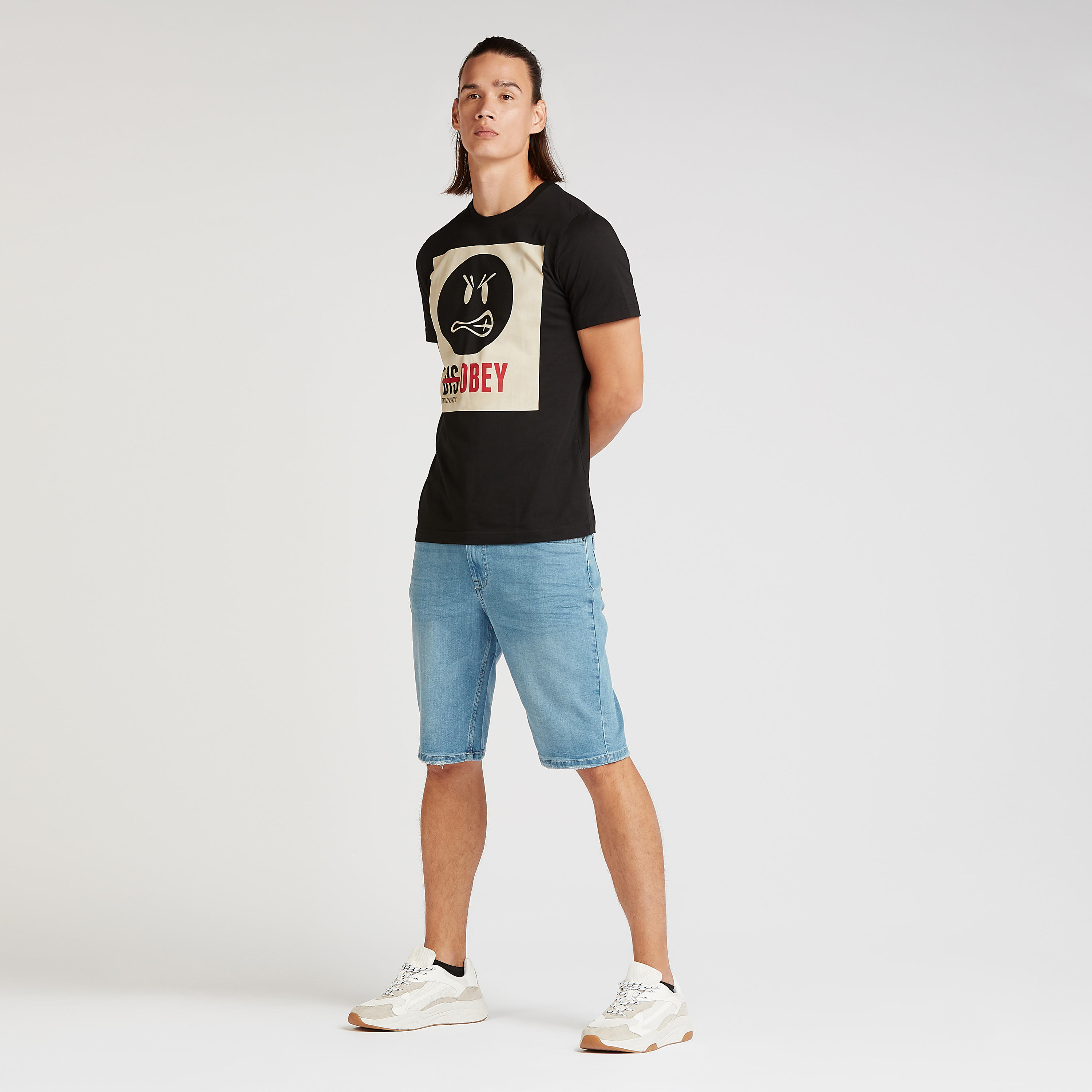 شورت دينم بتفاصيل جيوب وعراوي-men-clothing-bottoms-shorts-image-2