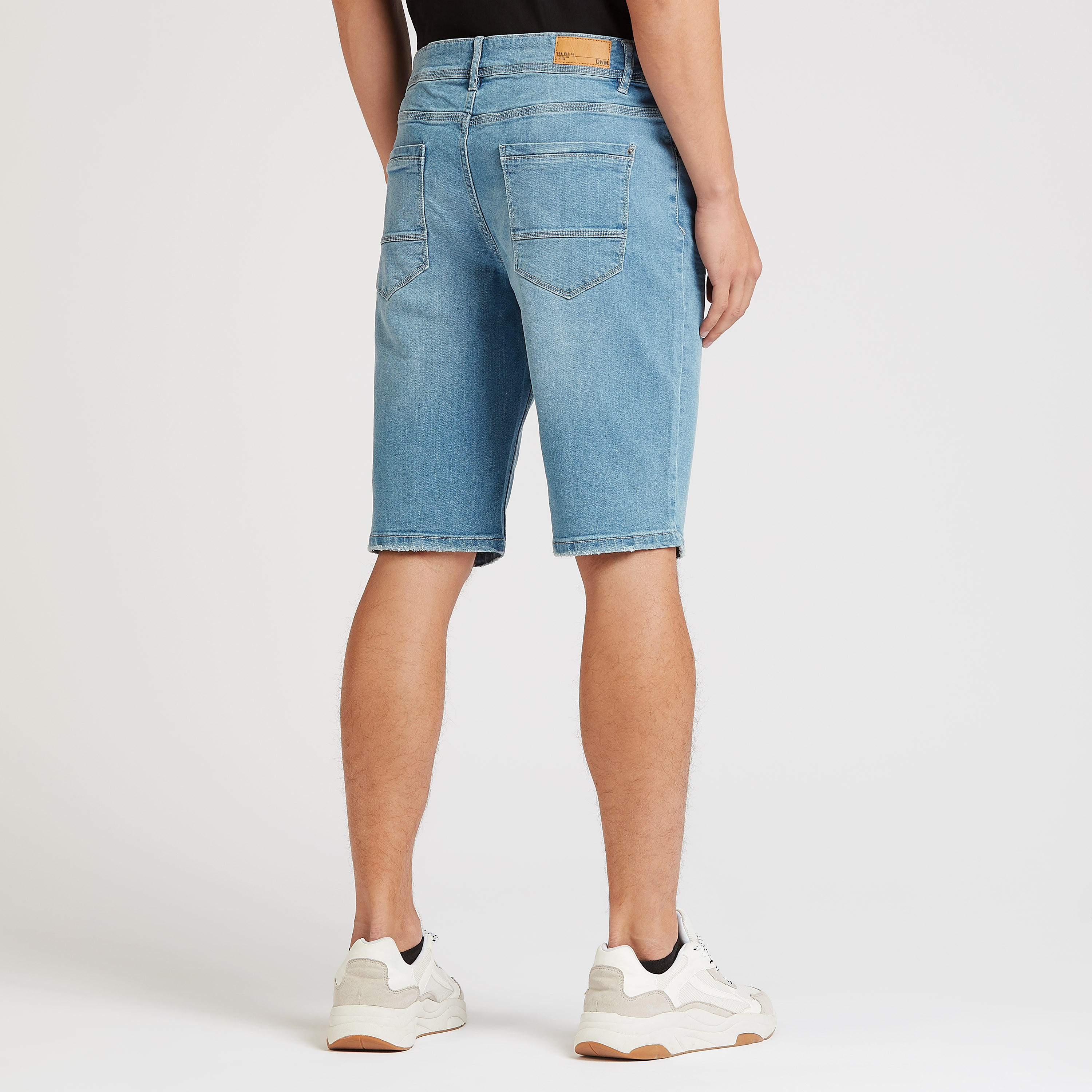 شورت دينم بتفاصيل جيوب وعراوي-men-clothing-bottoms-shorts-image-4