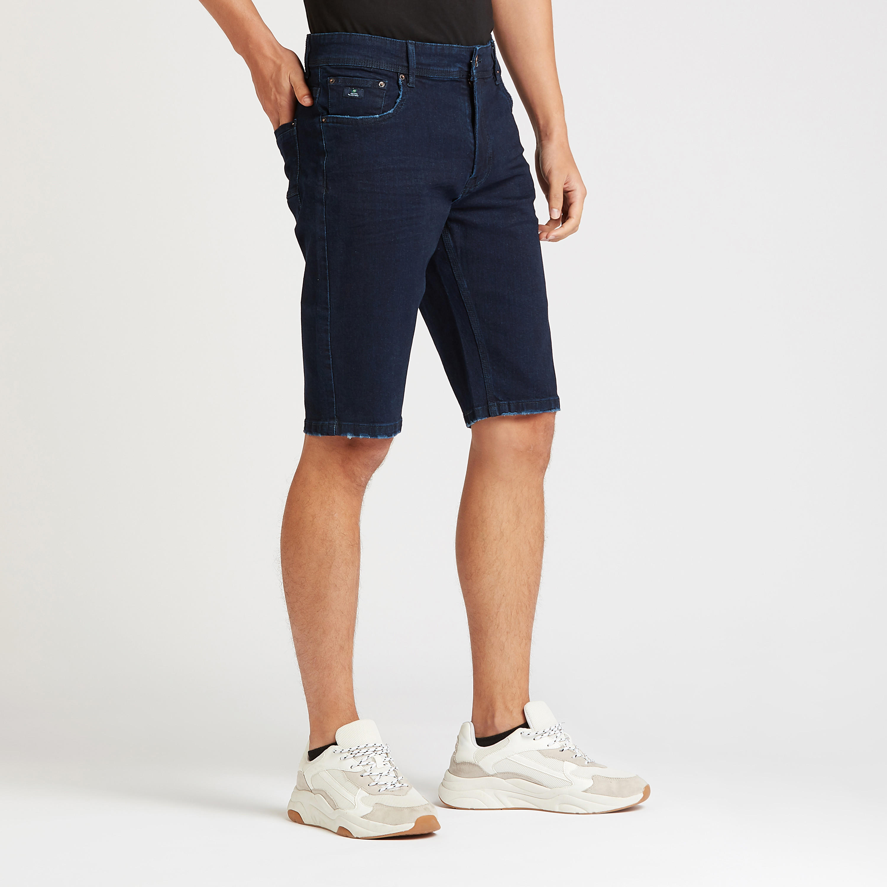 شورت دينم بتفاصيل جيوب وحزام بعراوي-men-clothing-bottoms-shorts-image-5