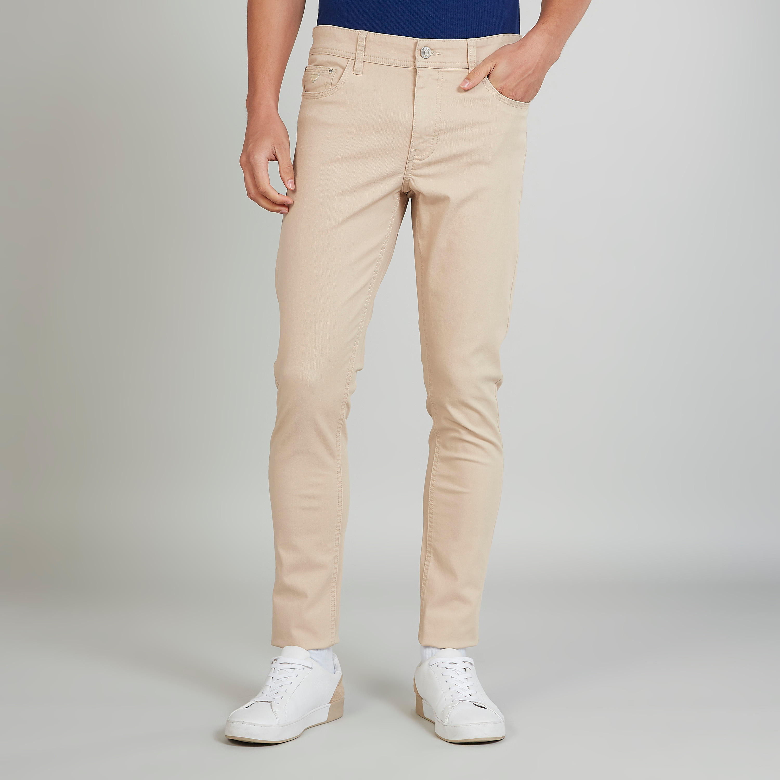 بنطلون جينز بخصر متوسط الارتفاع وقصة سكيني وزر إغلاق وجيوب-men-clothing-bottoms-jeans-image-1