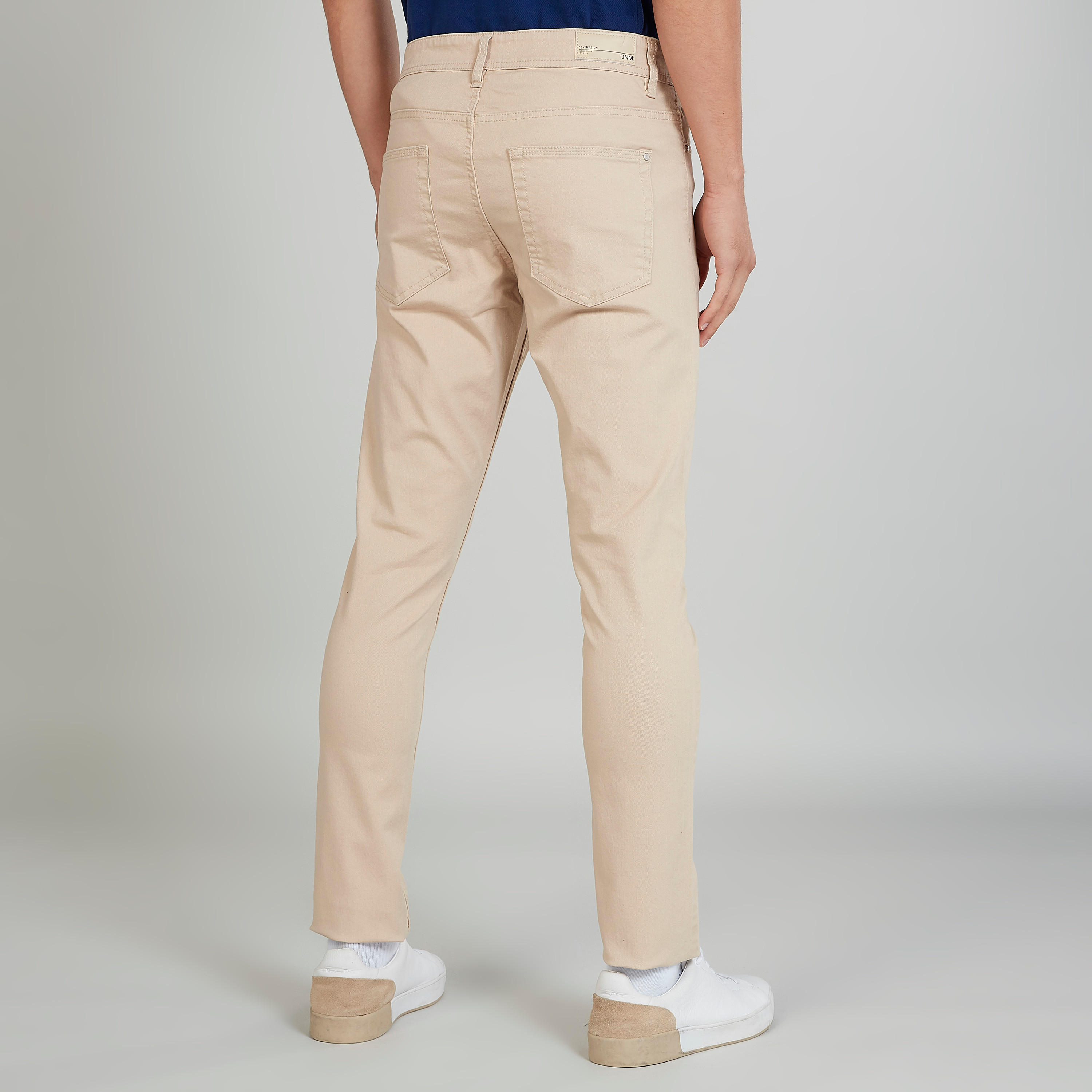 بنطلون جينز بخصر متوسط الارتفاع وقصة سكيني وزر إغلاق وجيوب-men-clothing-bottoms-jeans-image-4