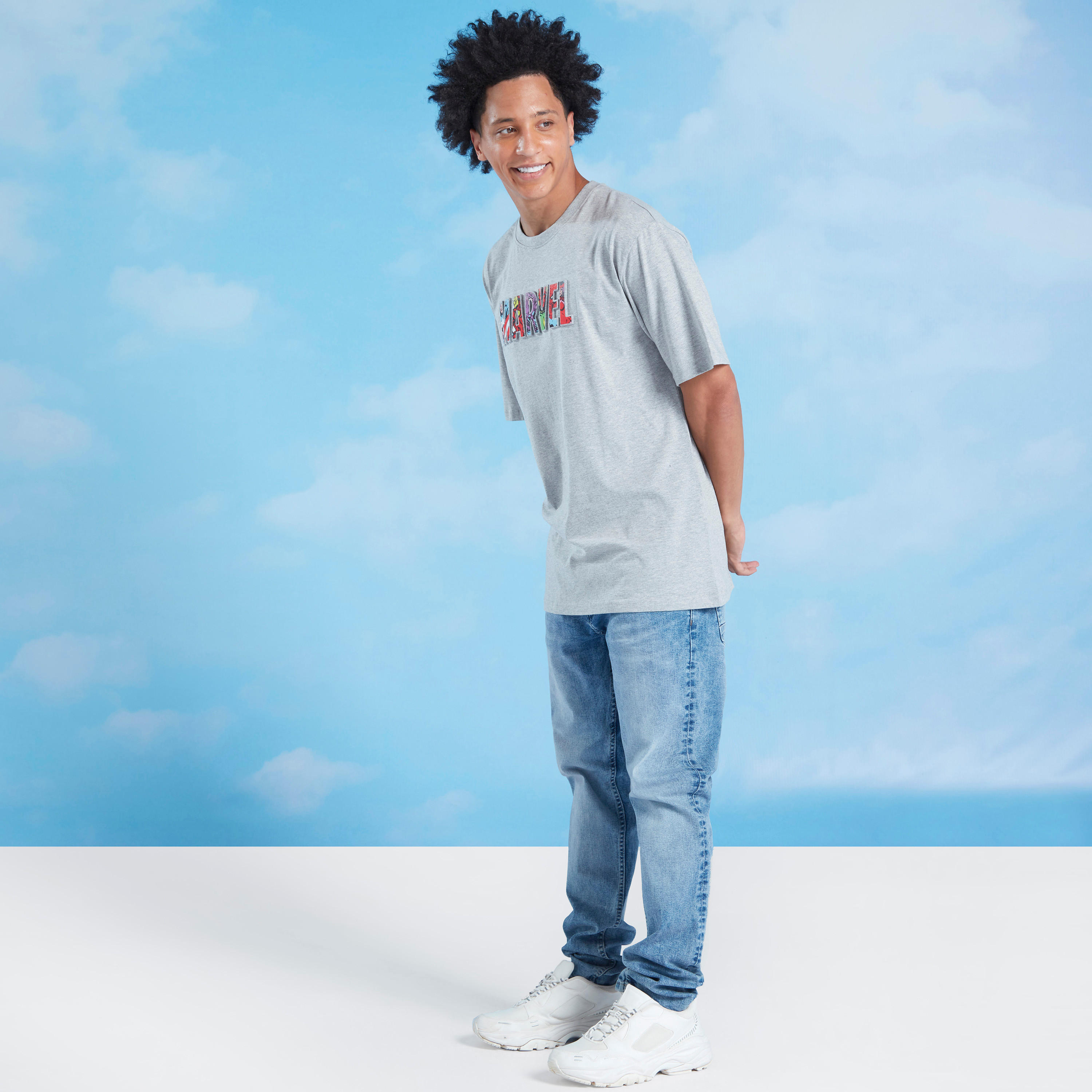 بنطلون جينز سادة بتفاصيل جيوب وعراوي حزام-men-clothing-bottoms-jeans-image-2