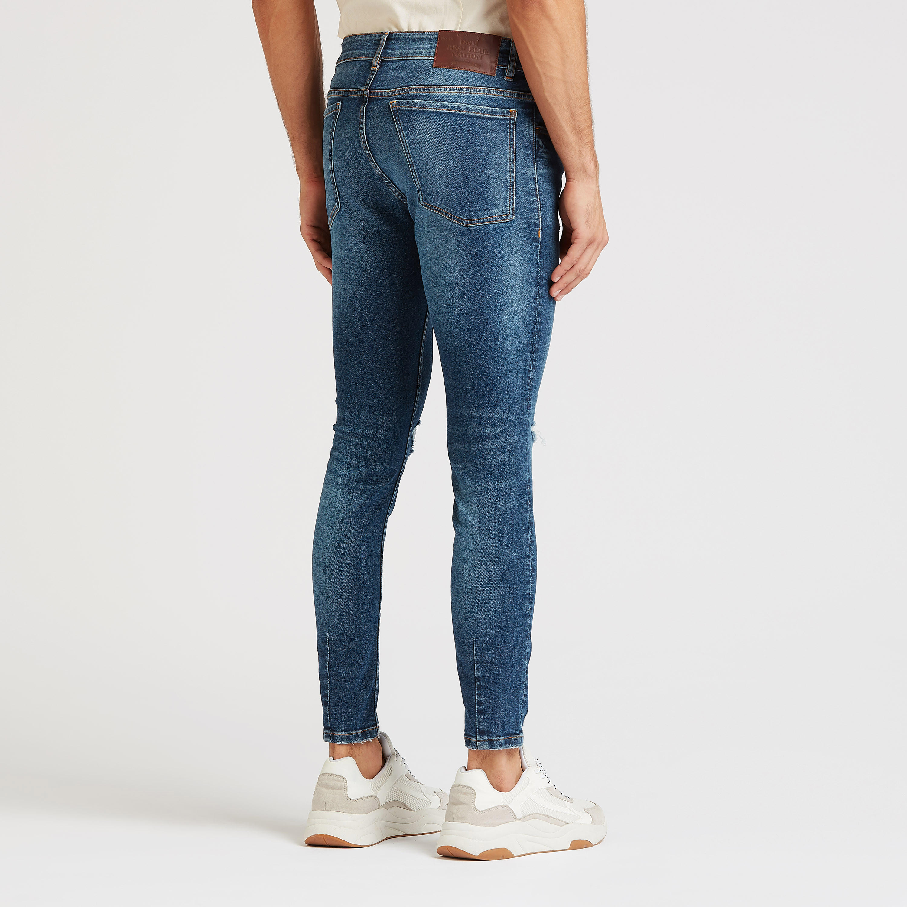 بنطلون جينز ممزّق بجيوب وعراوي-men-clothing-bottoms-jeans-image-4