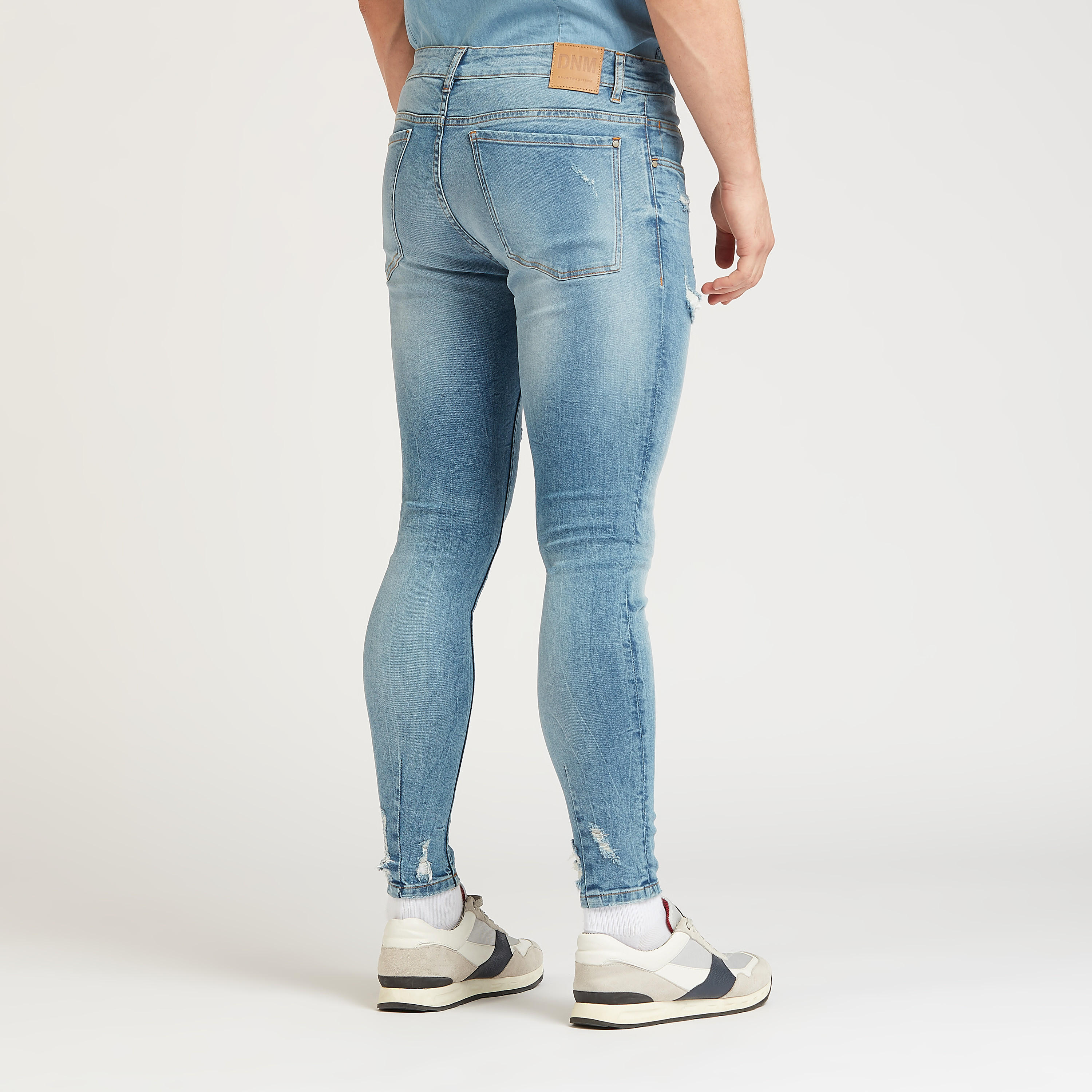 بنطلون جينز طويل ممزّق بجيوب وعراوي-men-clothing-bottoms-jeans-image-4