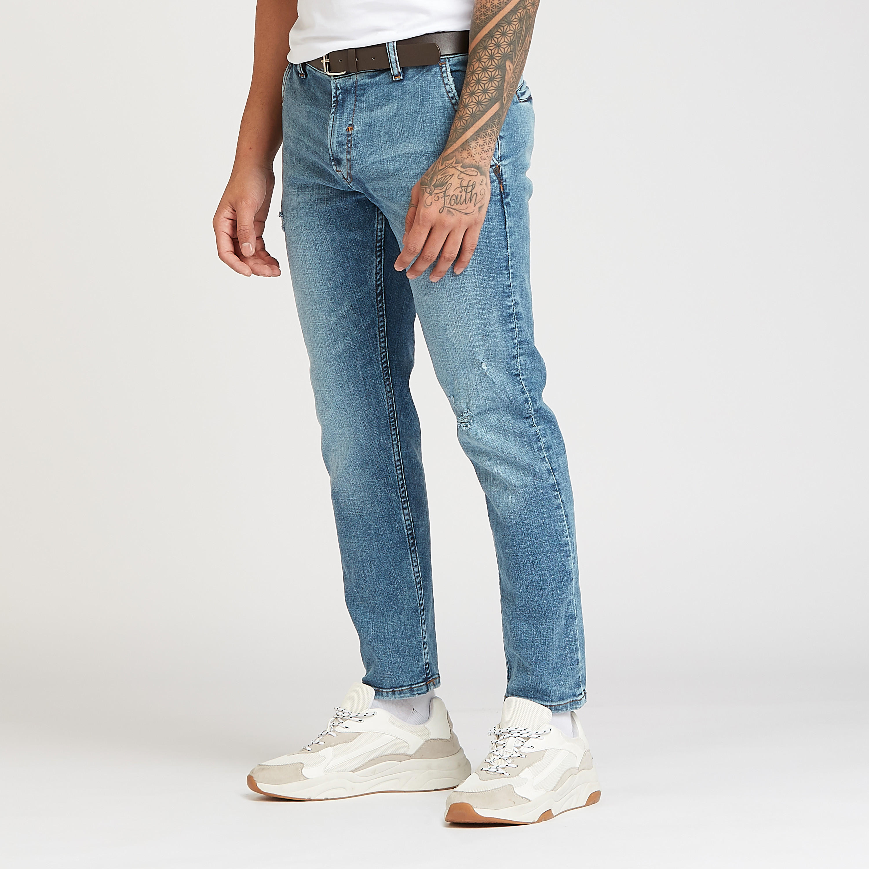 بنطلون جينز بارز الملمس بجيوب وعراوي حزام-men-clothing-bottoms-jeans-image-1
