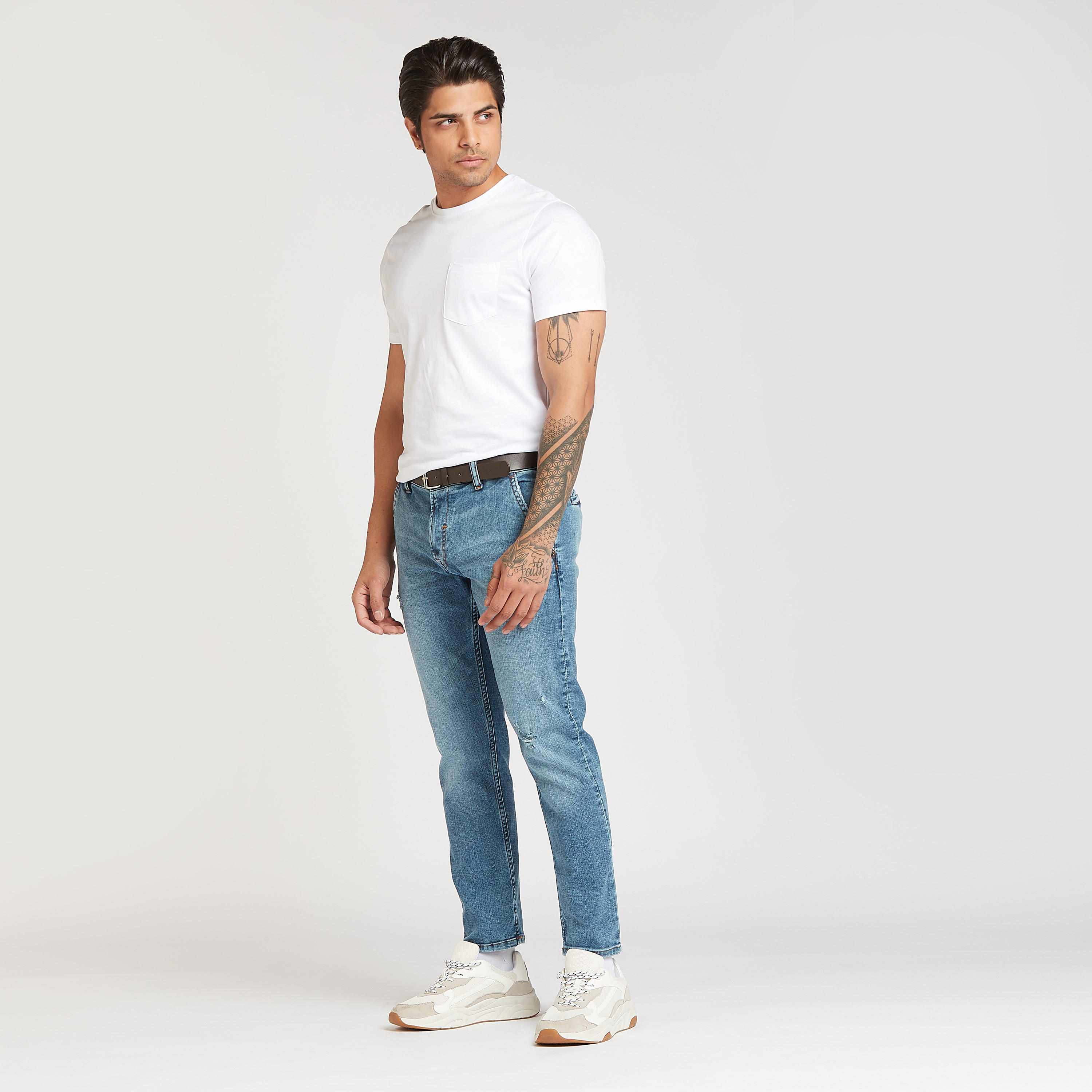 بنطلون جينز بارز الملمس بجيوب وعراوي حزام-men-clothing-bottoms-jeans-image-2